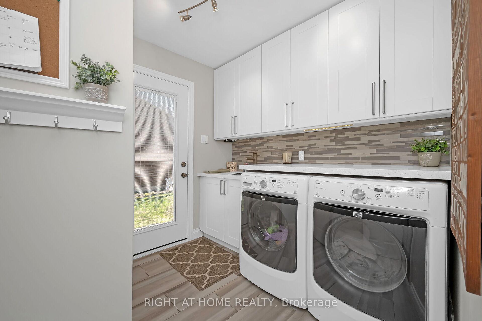 Photo 2 of 10 Riley Street, Hamilton, Waterdown — HOMEH