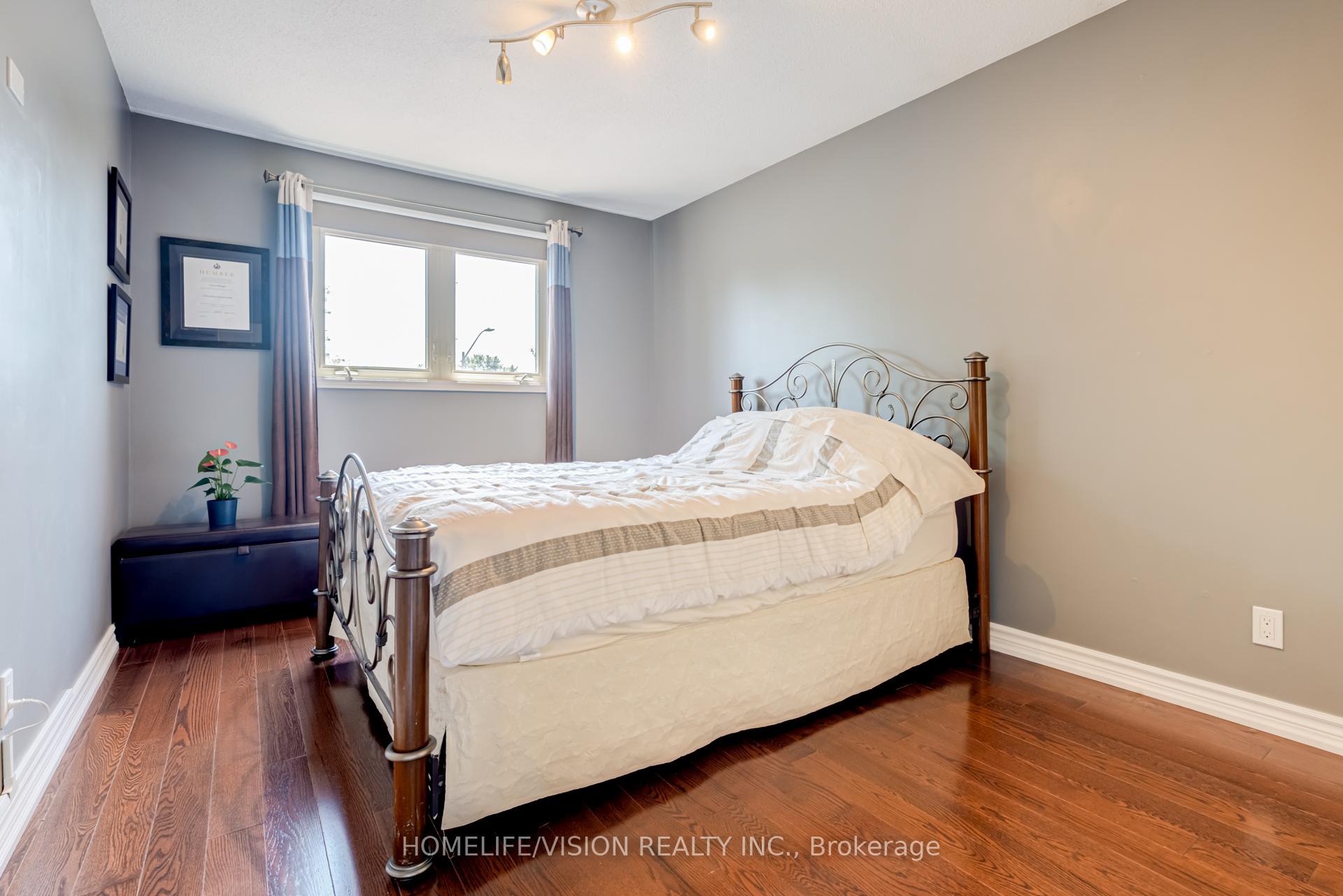Photo 15 of 92 Trothen Circle, Markham, Markham Village — HOMEH