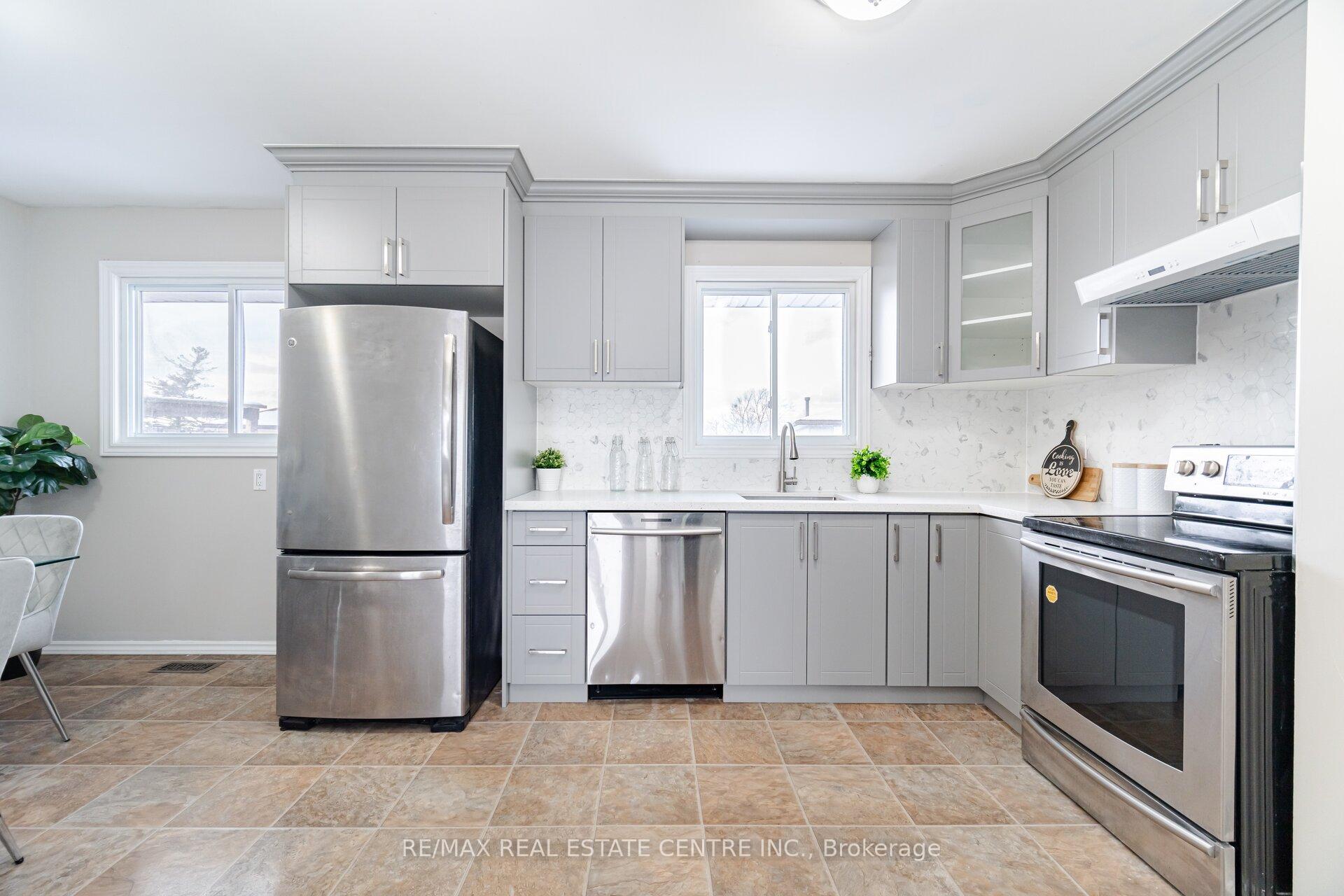 Photo 2 of 43 Markham Crescent, Hamilton, Stoney Creek Mountain — HOMEH