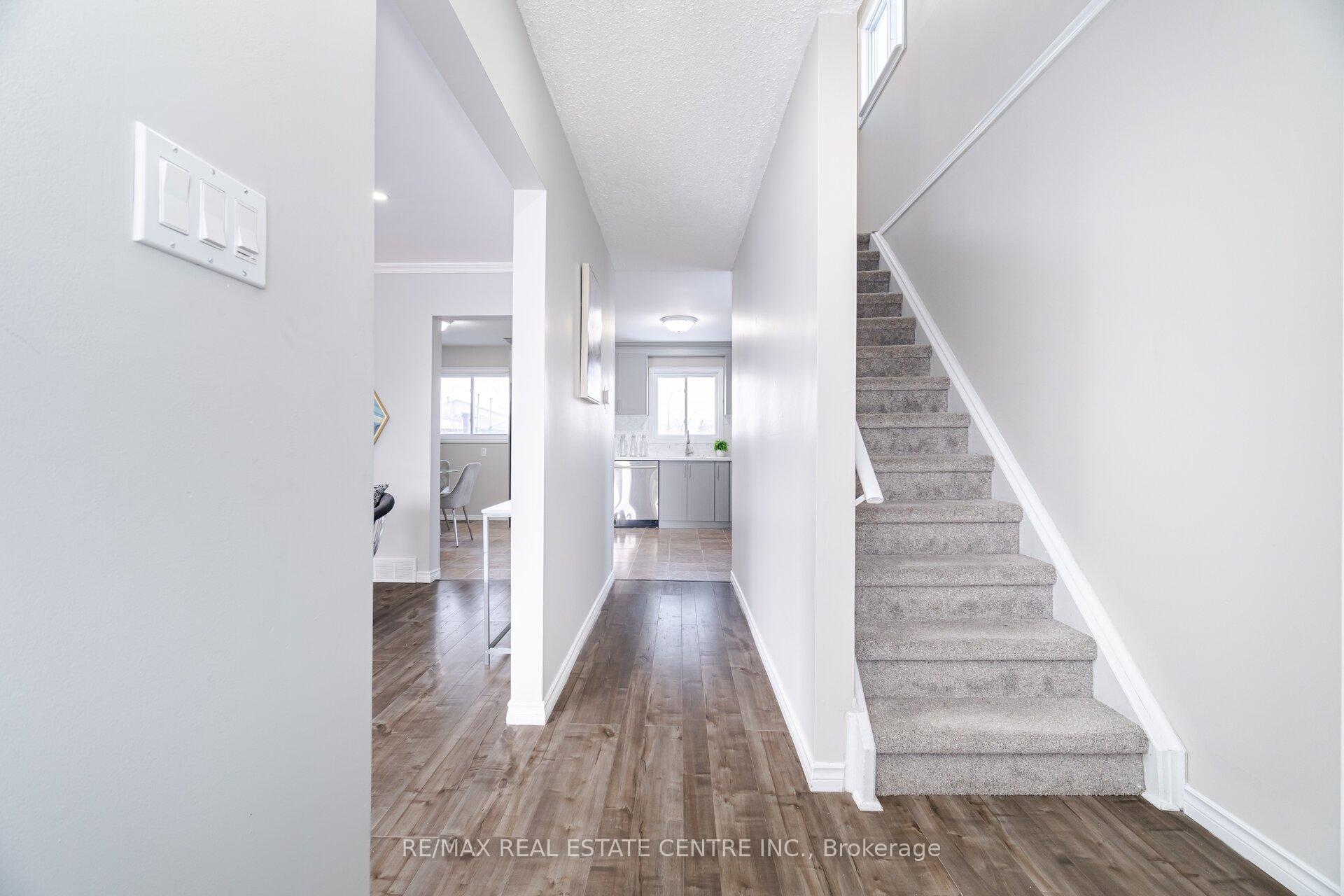 Photo 5 of 43 Markham Crescent, Hamilton, Stoney Creek Mountain — HOMEH