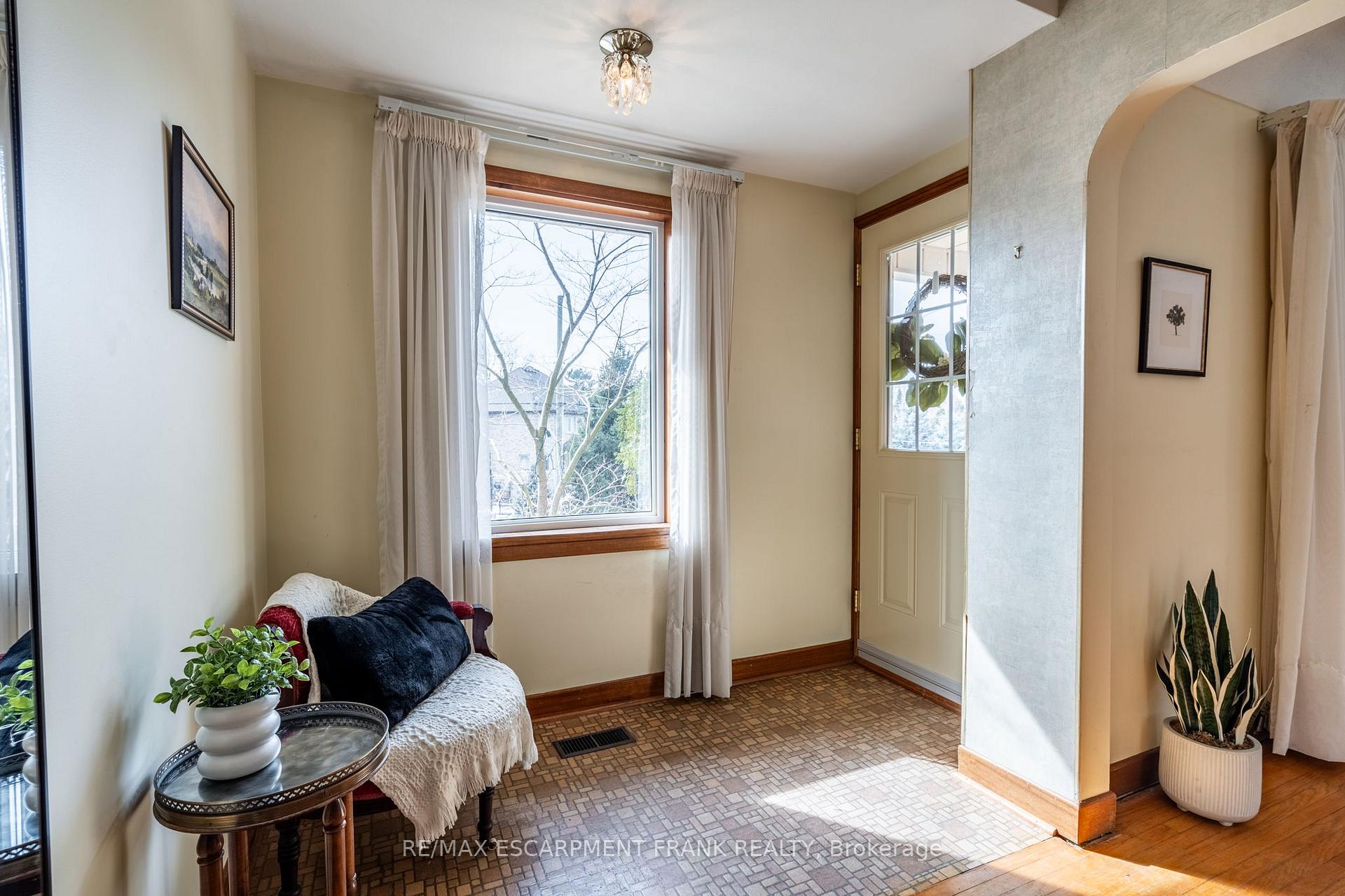 Photo 2 of 147 Lloyminn Avenue, Hamilton, Ancaster — HOMEH