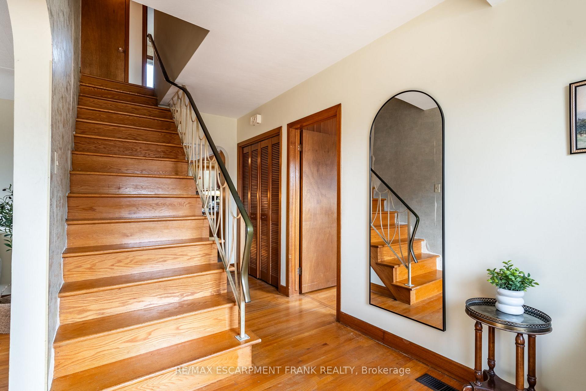 Photo 4 of 147 Lloyminn Avenue, Hamilton, Ancaster — HOMEH