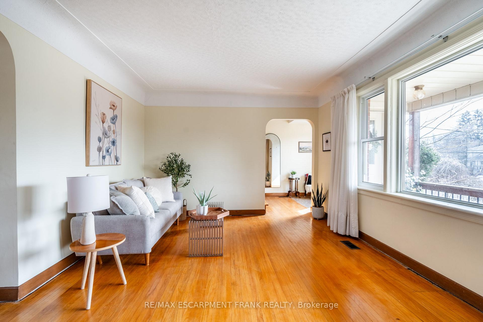 Photo 3 of 147 Lloyminn Avenue, Hamilton, Ancaster — HOMEH