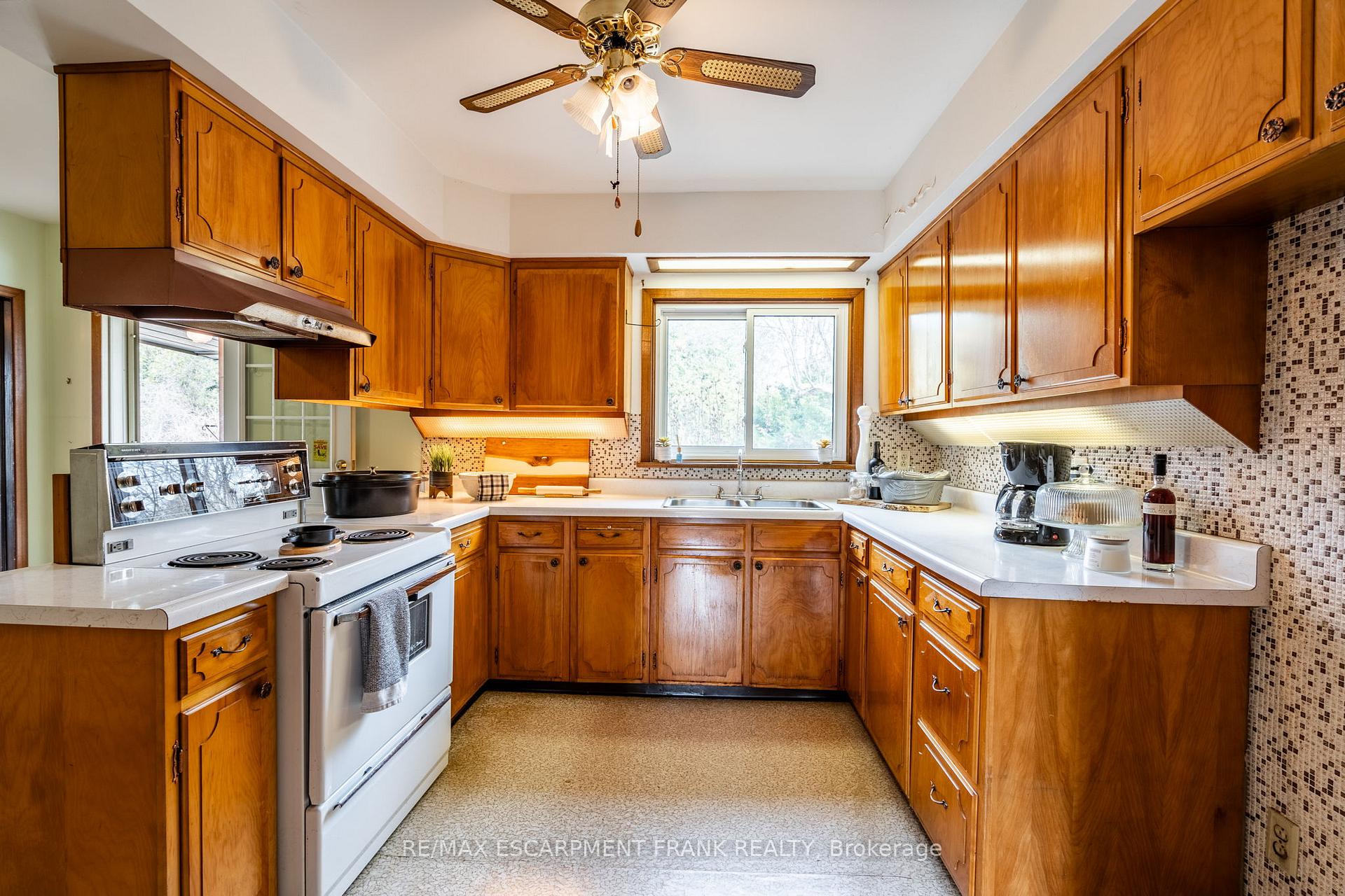 Photo 14 of 147 Lloyminn Avenue, Hamilton, Ancaster — HOMEH