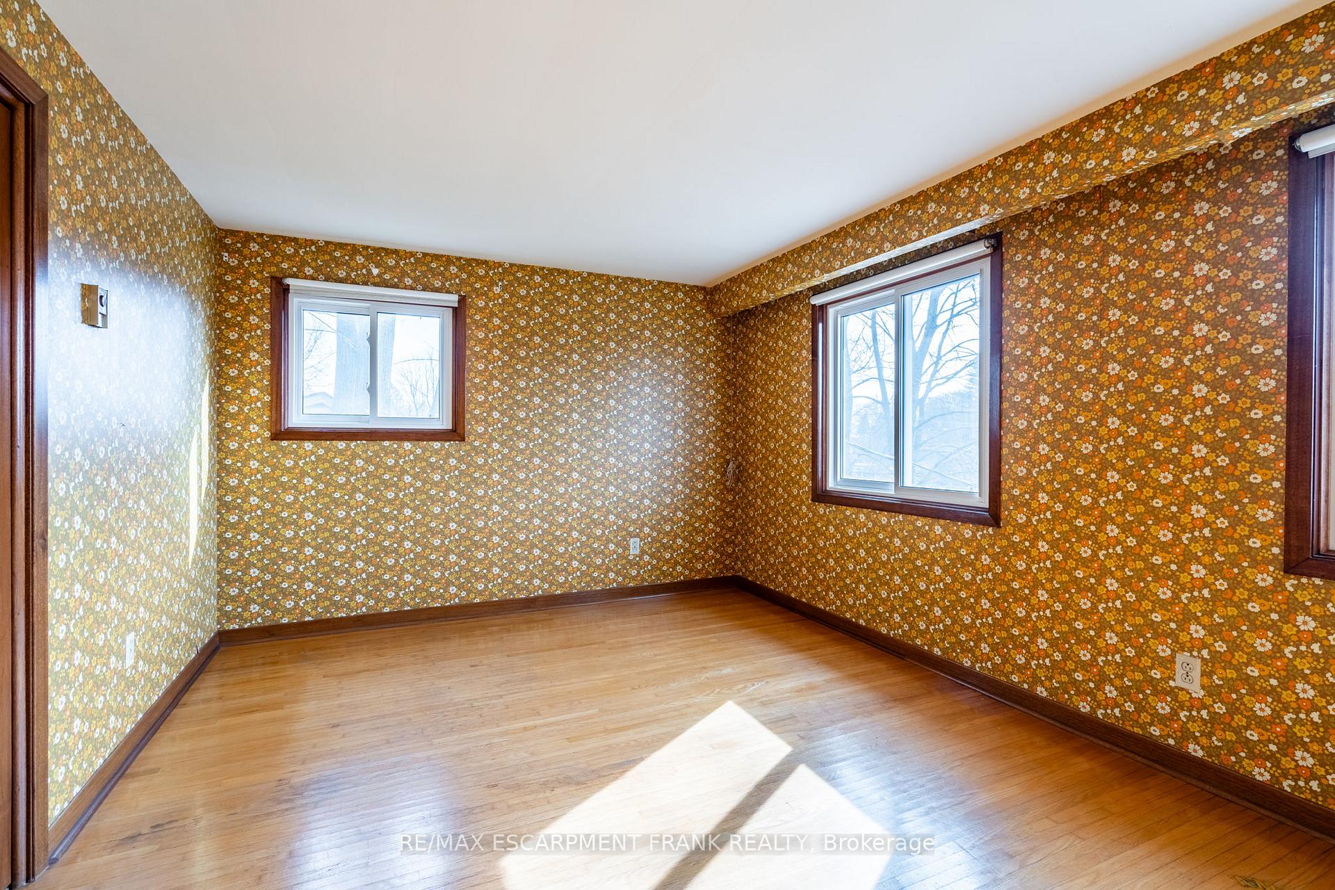 Photo 5 of 147 Lloyminn Avenue, Hamilton, Ancaster — HOMEH