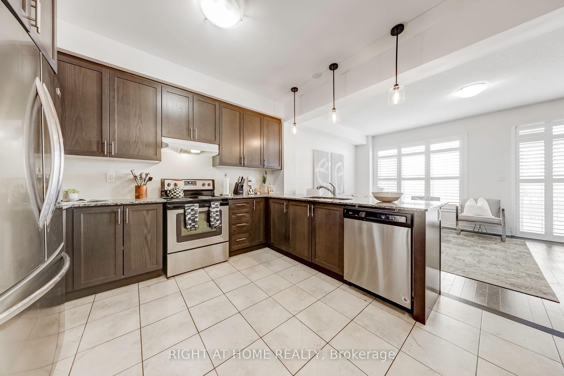 Photo 10 of 22 Rimrock Crescent, Whitby, Williamsburg — HOMEH