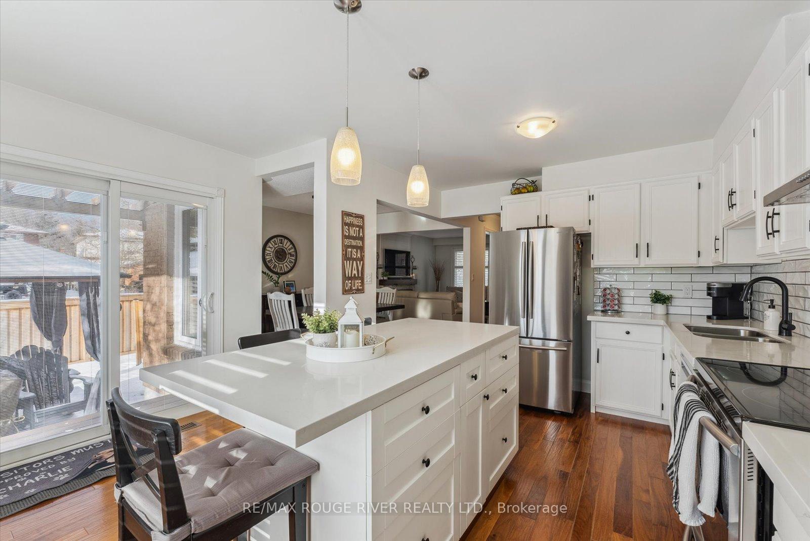 Photo 5 of 25 Birchfield Court, Clarington, Courtice — HOMEH