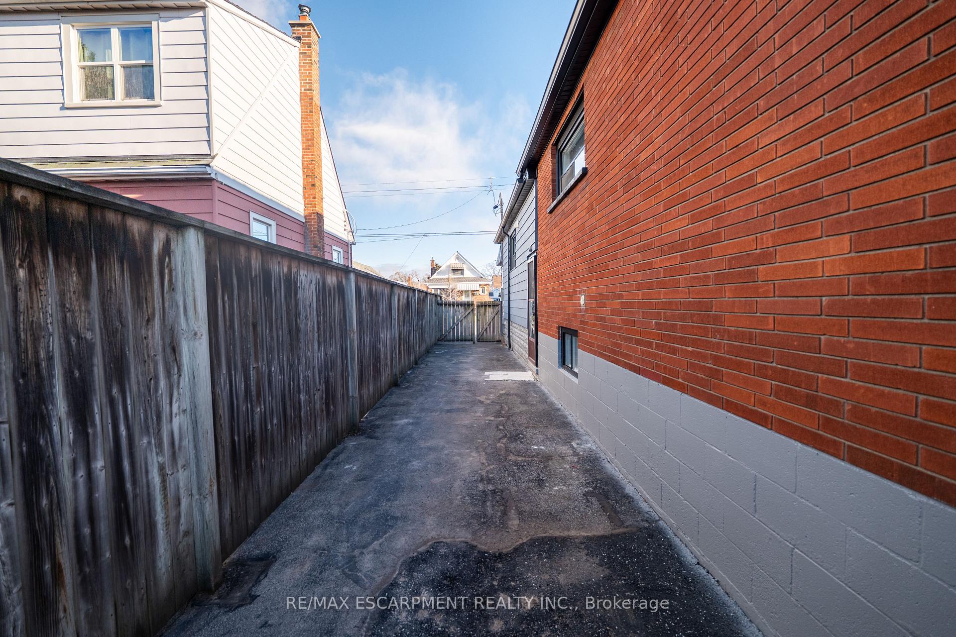 Photo 3 of 20 Walter Avenue S, Hamilton, Normanhurst — HOMEH