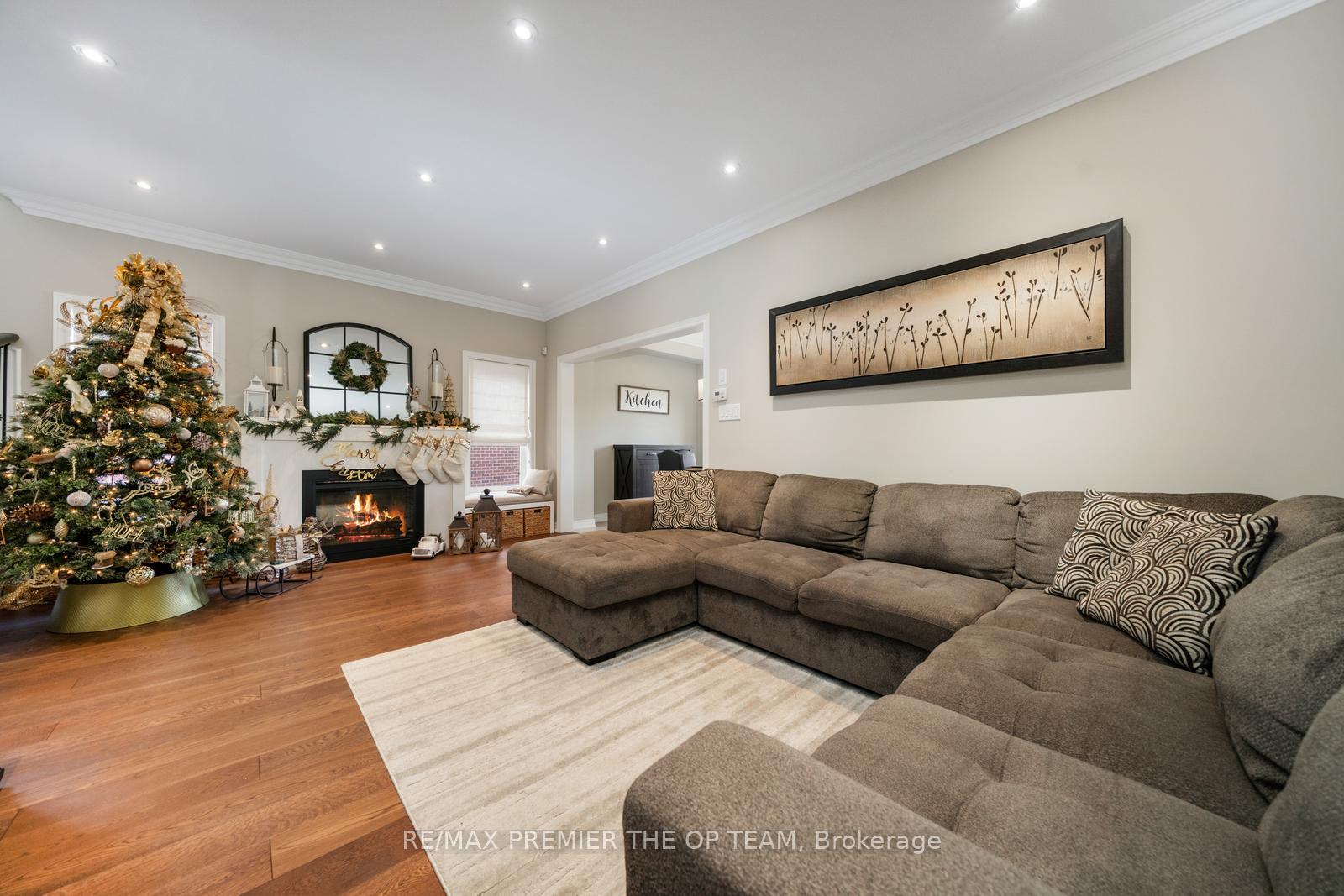 Photo 10 of 78 Gentile Circle, Vaughan, Elder Mills — HOMEH