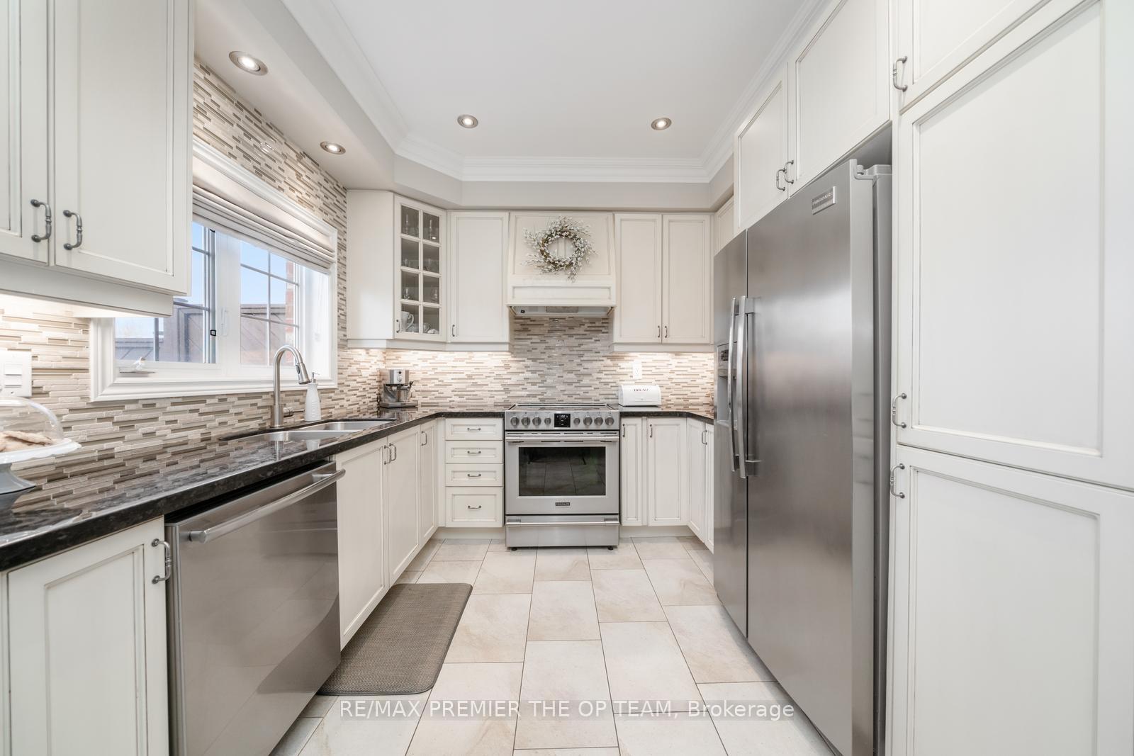 Photo 7 of 78 Gentile Circle, Vaughan, Elder Mills — HOMEH