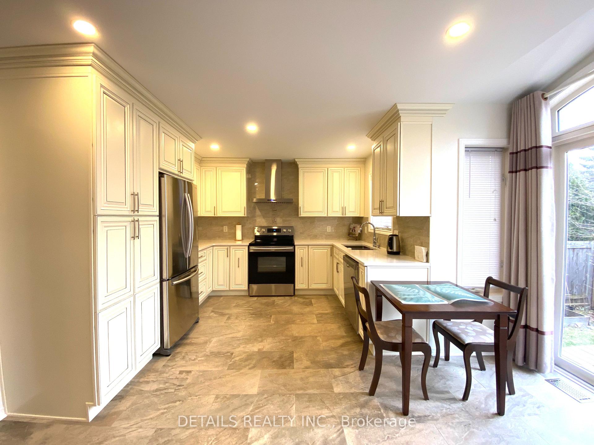 Photo 12 of 8 Whitestone Drive, Ottawa, Central Park — HOMEH