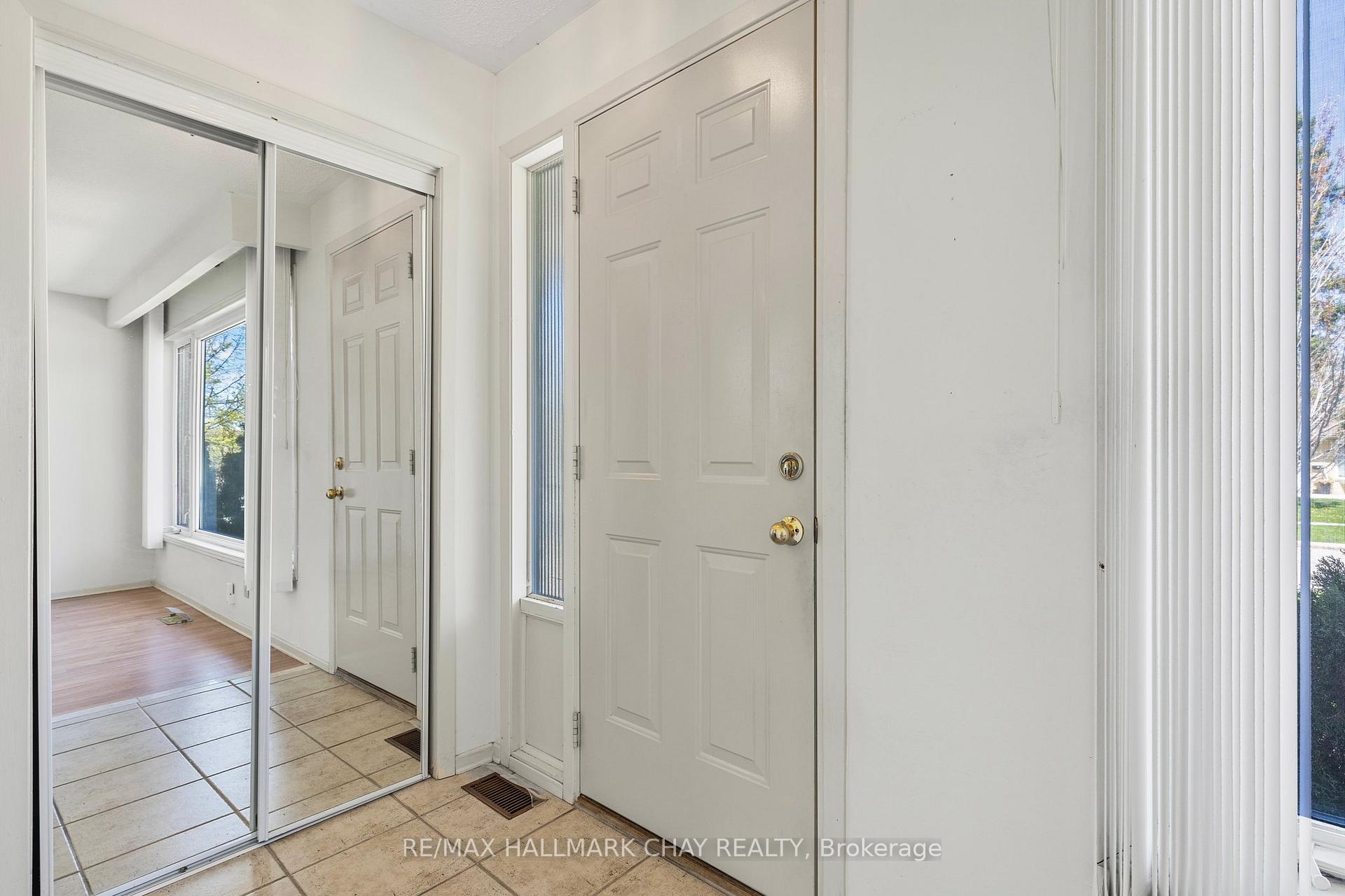 Photo 2 of Unit B, 3 College Crescent, Barrie, Grove East — HOMEH