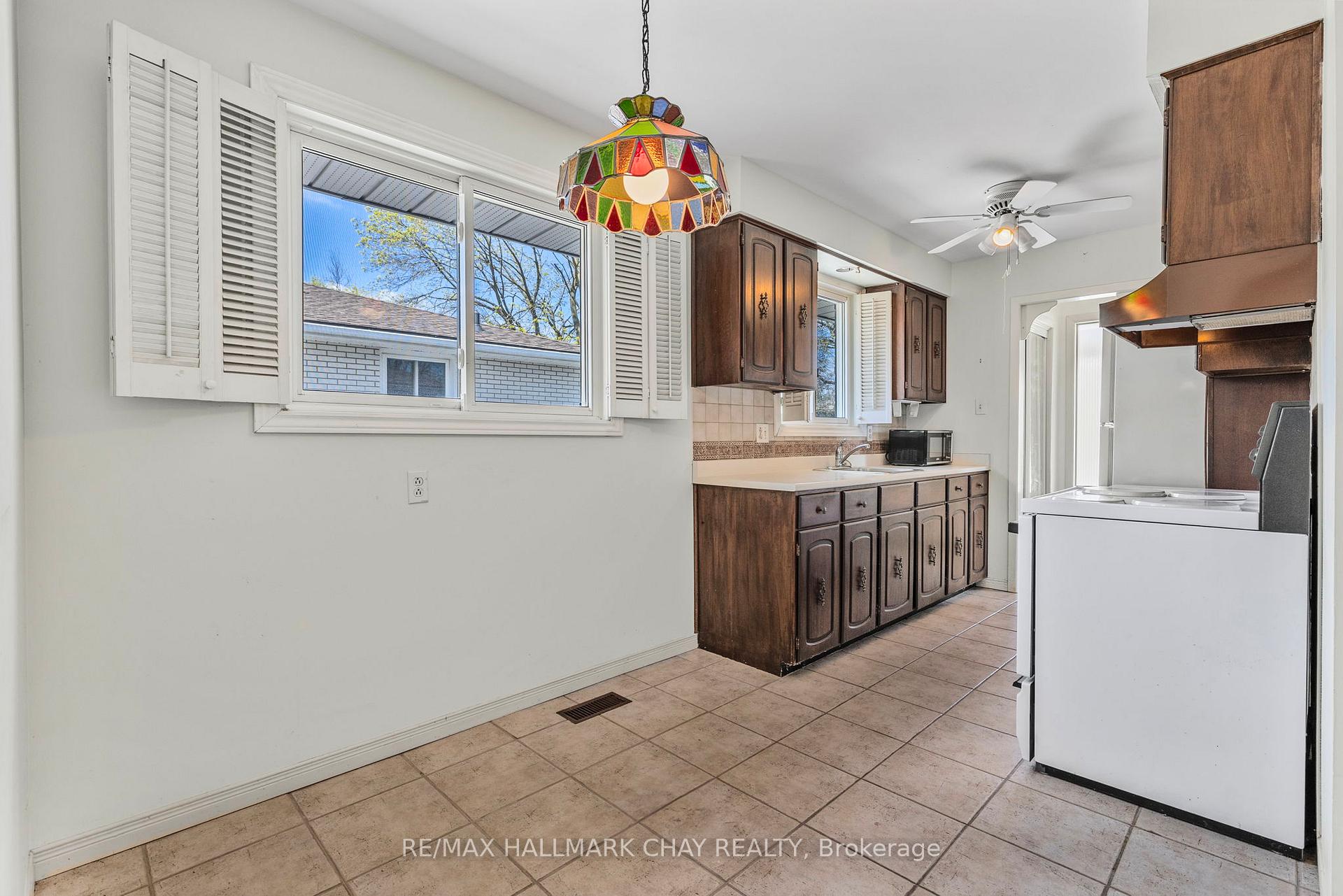 Photo 6 of Unit B, 3 College Crescent, Barrie, Grove East — HOMEH