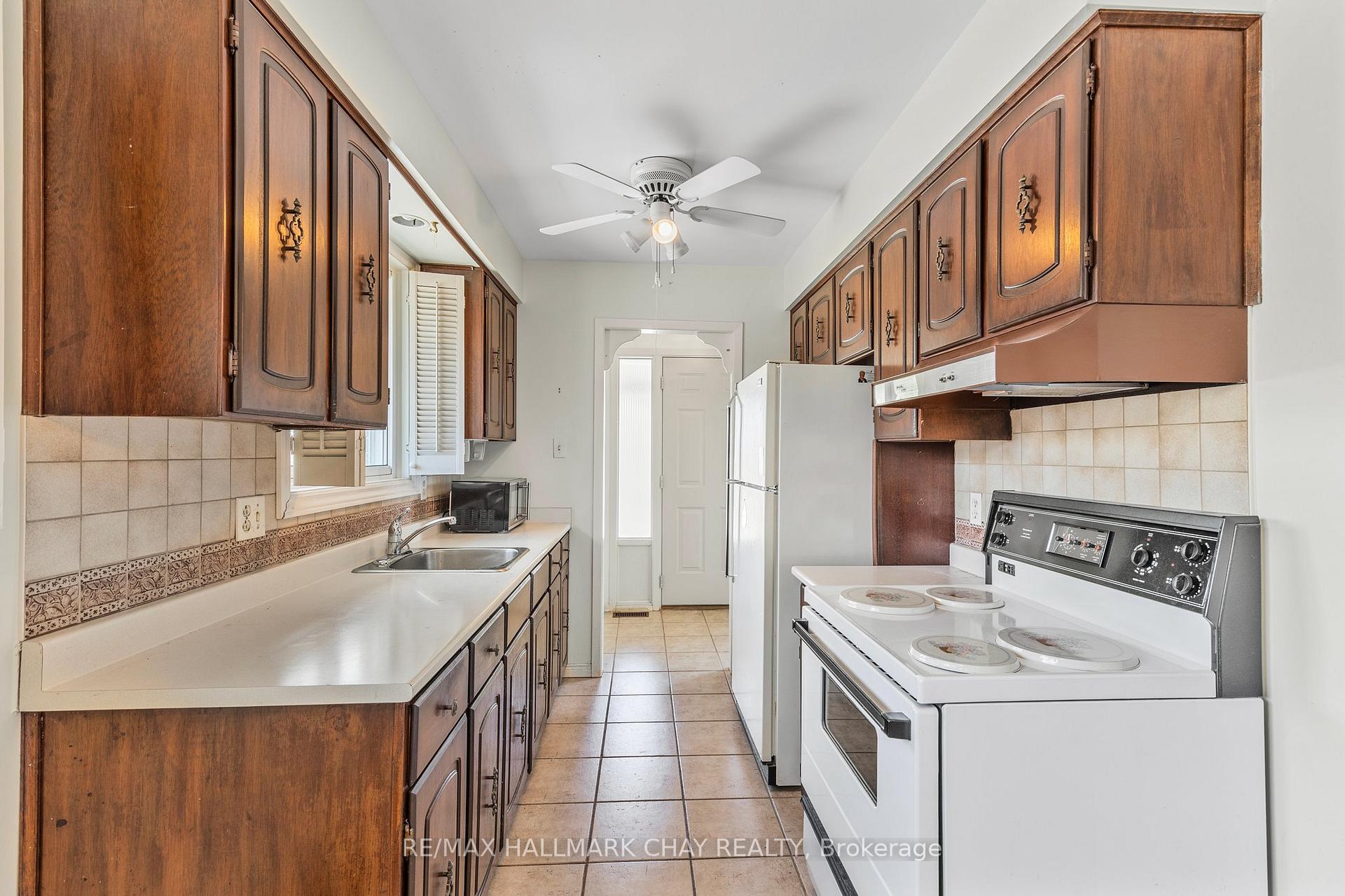 Photo 3 of Unit B, 3 College Crescent, Barrie, Grove East — HOMEH