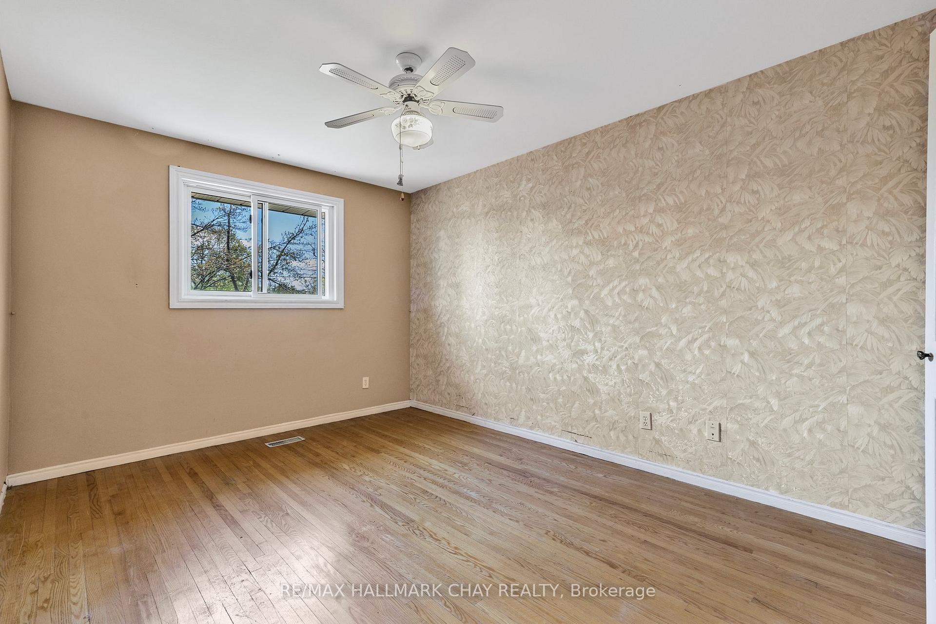 Photo 4 of Unit B, 3 College Crescent, Barrie, Grove East — HOMEH