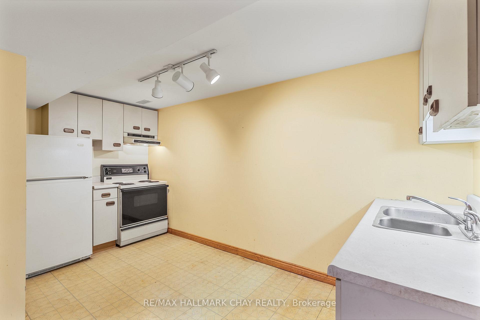 Photo 13 of Unit B, 3 College Crescent, Barrie, Grove East — HOMEH