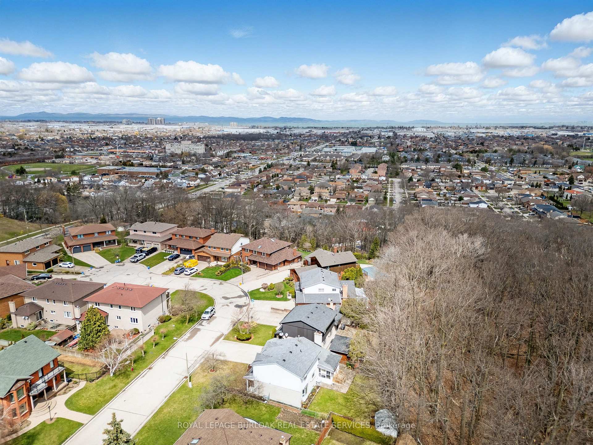 Photo 2 of 6 Alder Court, Hamilton, Stoney Creek — HOMEH