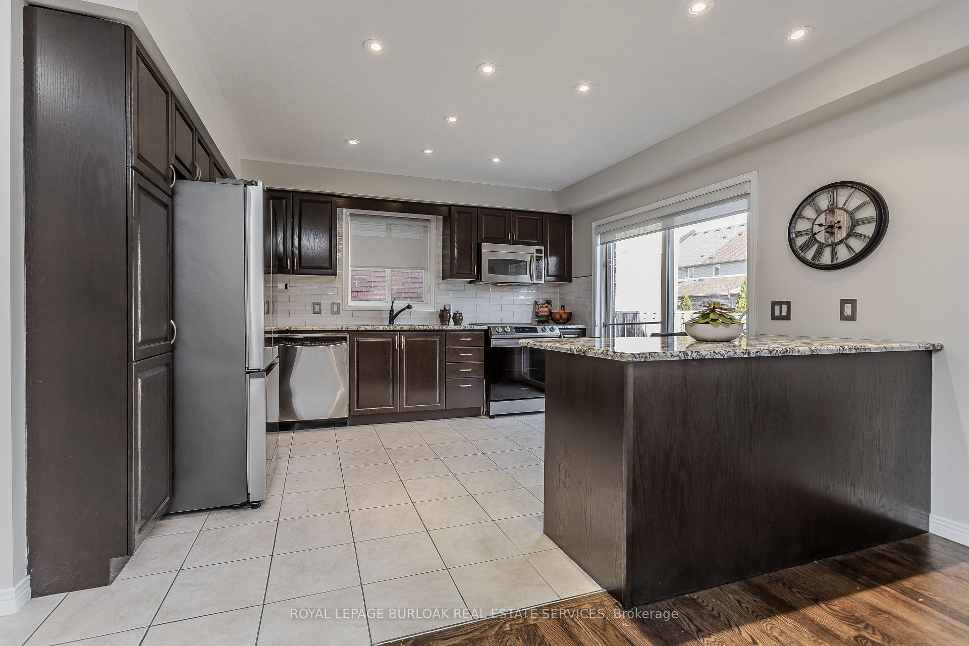 Photo 3 of 192 Pinehill Drive, Hamilton, Rural Glanbrook — HOMEH