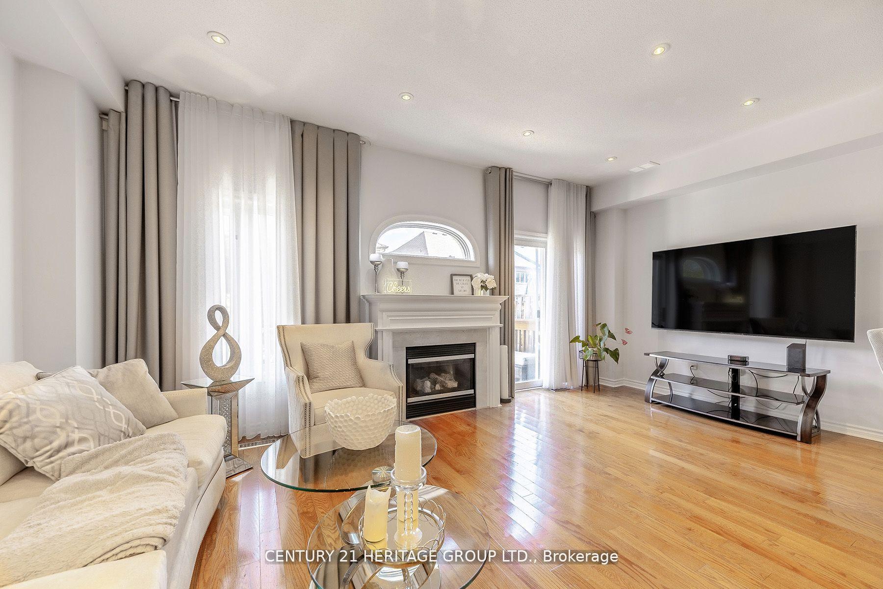 Photo 3 of 74 Lander Crescent, Vaughan, Patterson — HOMEH