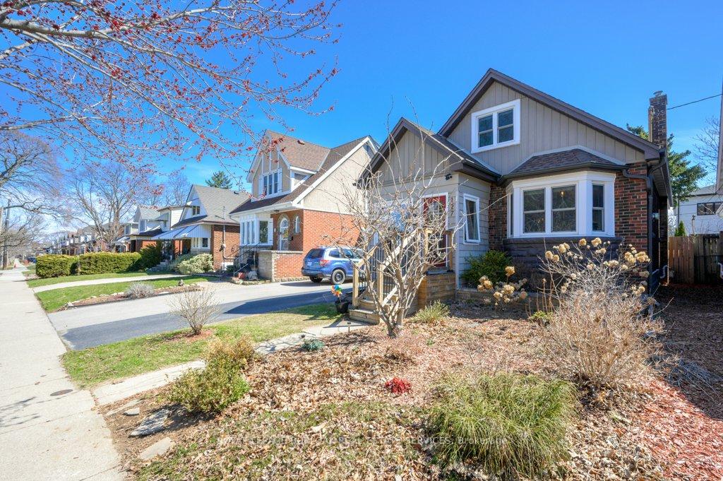 Photo 7 of 127 Wexford Avenue S, Hamilton, Delta — HOMEH