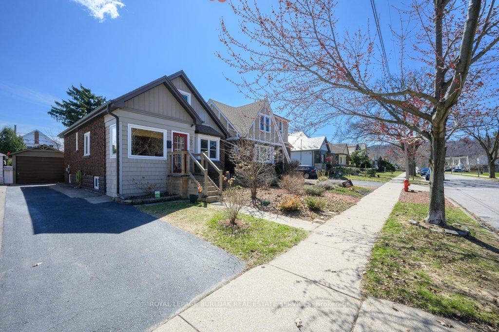 Photo 17 of 127 Wexford Avenue S, Hamilton, Delta — HOMEH
