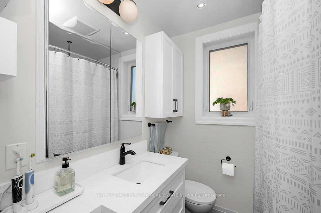 Photo 5 of 127 Wexford Avenue S, Hamilton, Delta — HOMEH