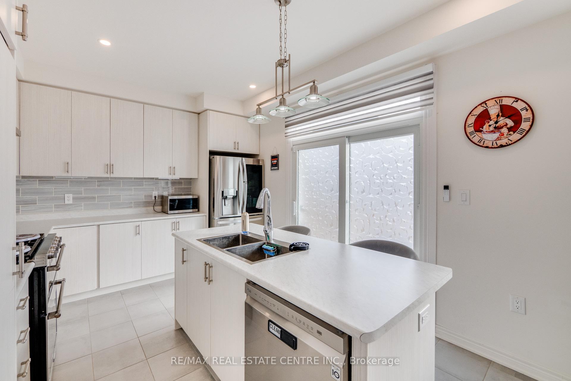 Photo 37 of 124 Skinner Road, Hamilton, Waterdown — HOMEH