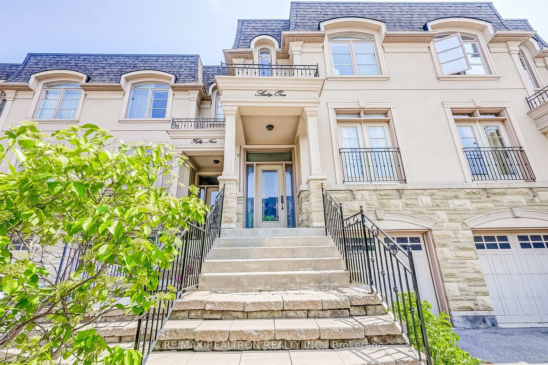 Photo 3 of 61 Golden Spruce Lane, Vaughan, Maple — HOMEH