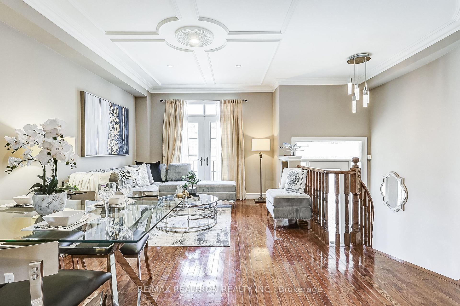Photo 5 of 61 Golden Spruce Lane, Vaughan, Maple — HOMEH