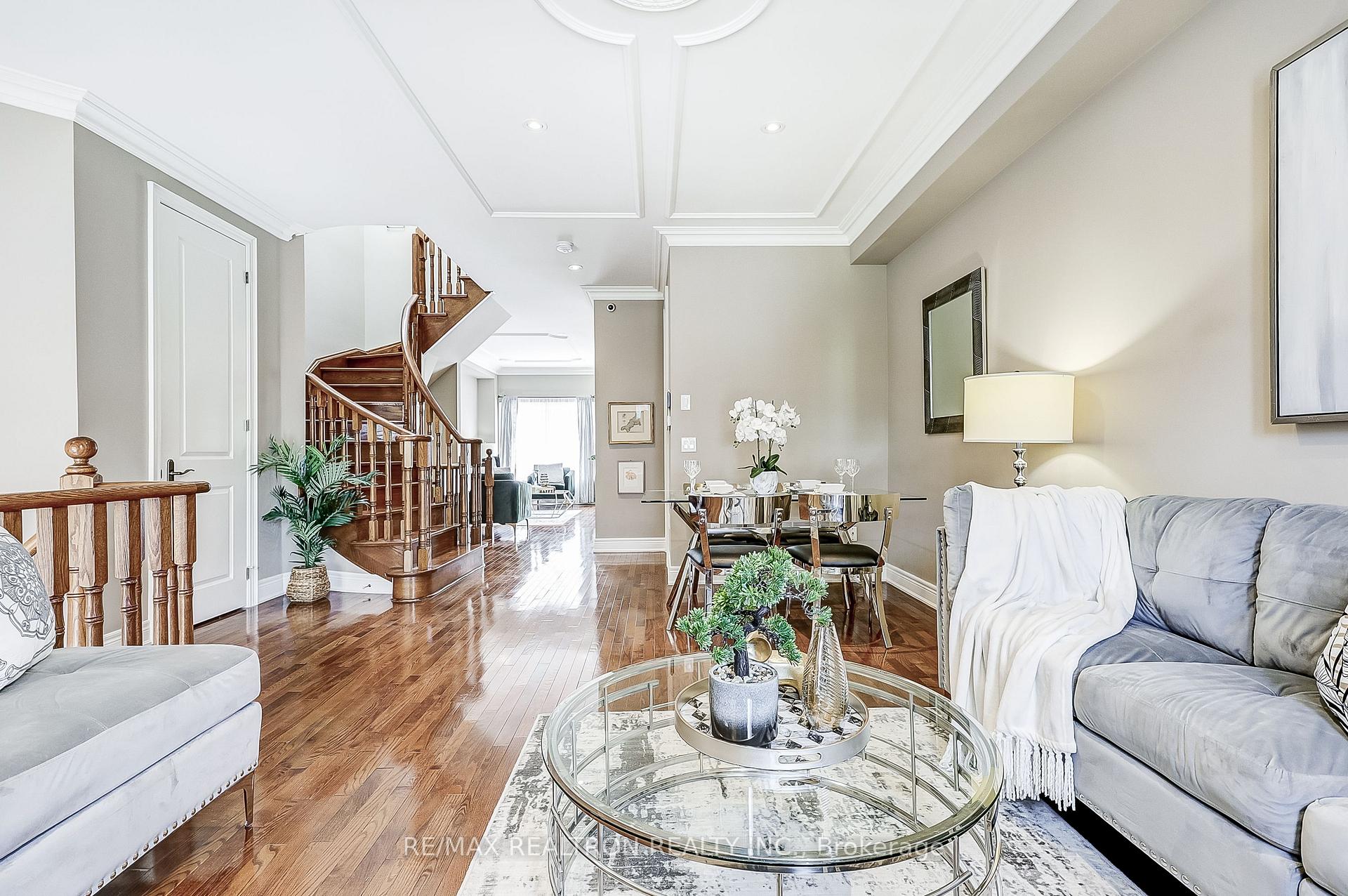 Photo 4 of 61 Golden Spruce Lane, Vaughan, Maple — HOMEH