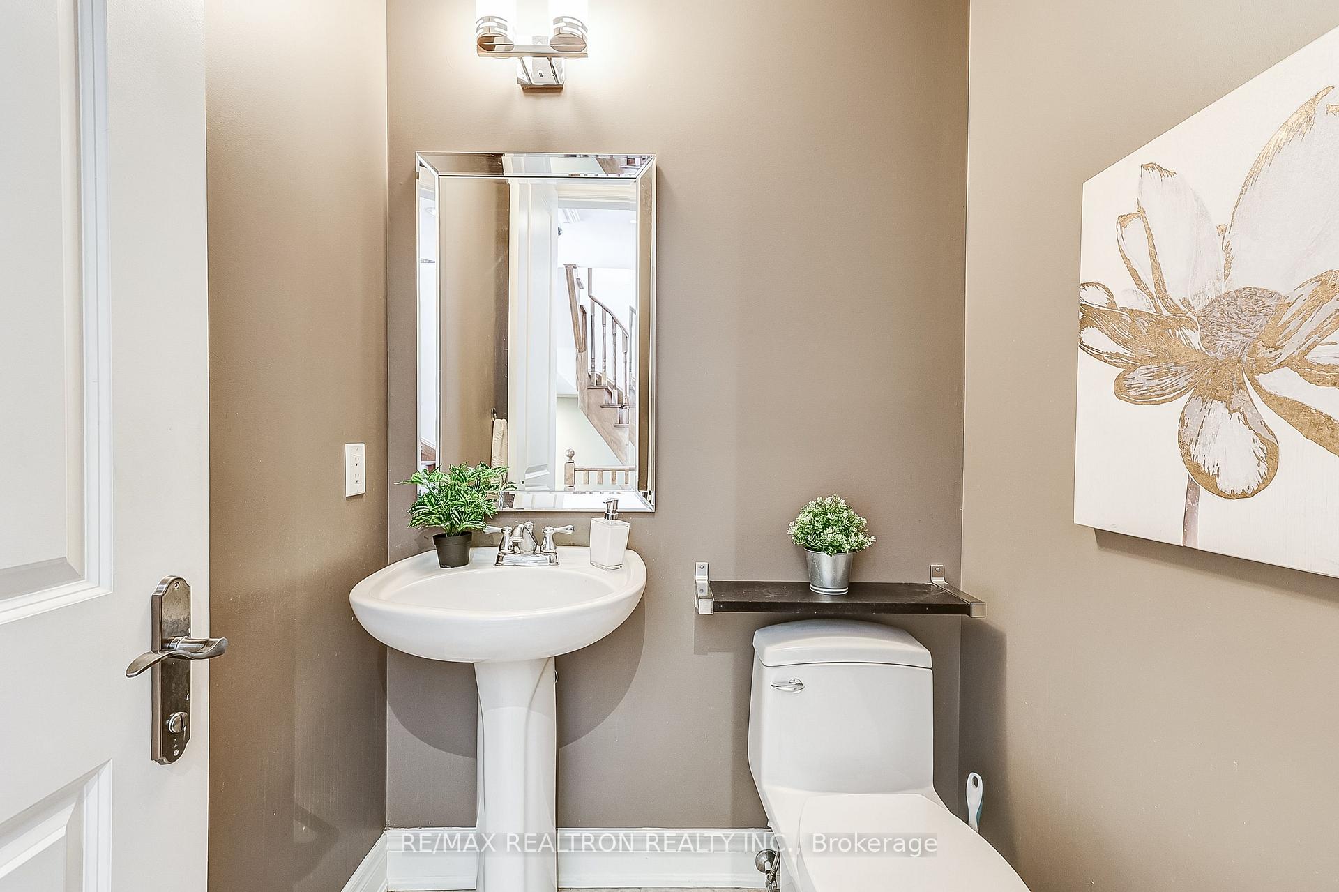 Photo 2 of 61 Golden Spruce Lane, Vaughan, Maple — HOMEH