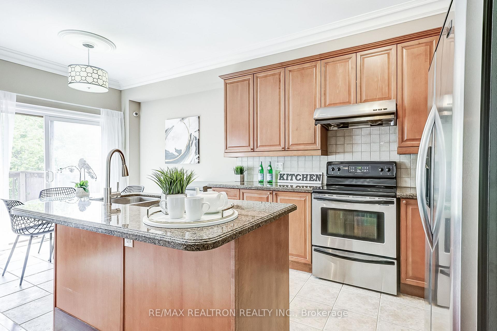 Photo 6 of 61 Golden Spruce Lane, Vaughan, Maple — HOMEH