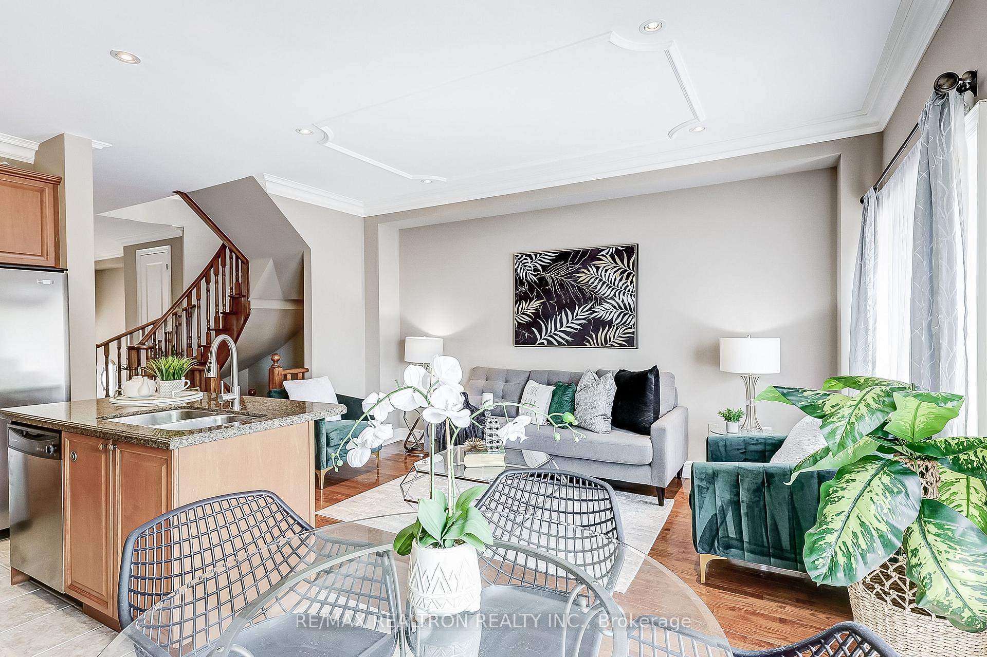 Photo 8 of 61 Golden Spruce Lane, Vaughan, Maple — HOMEH