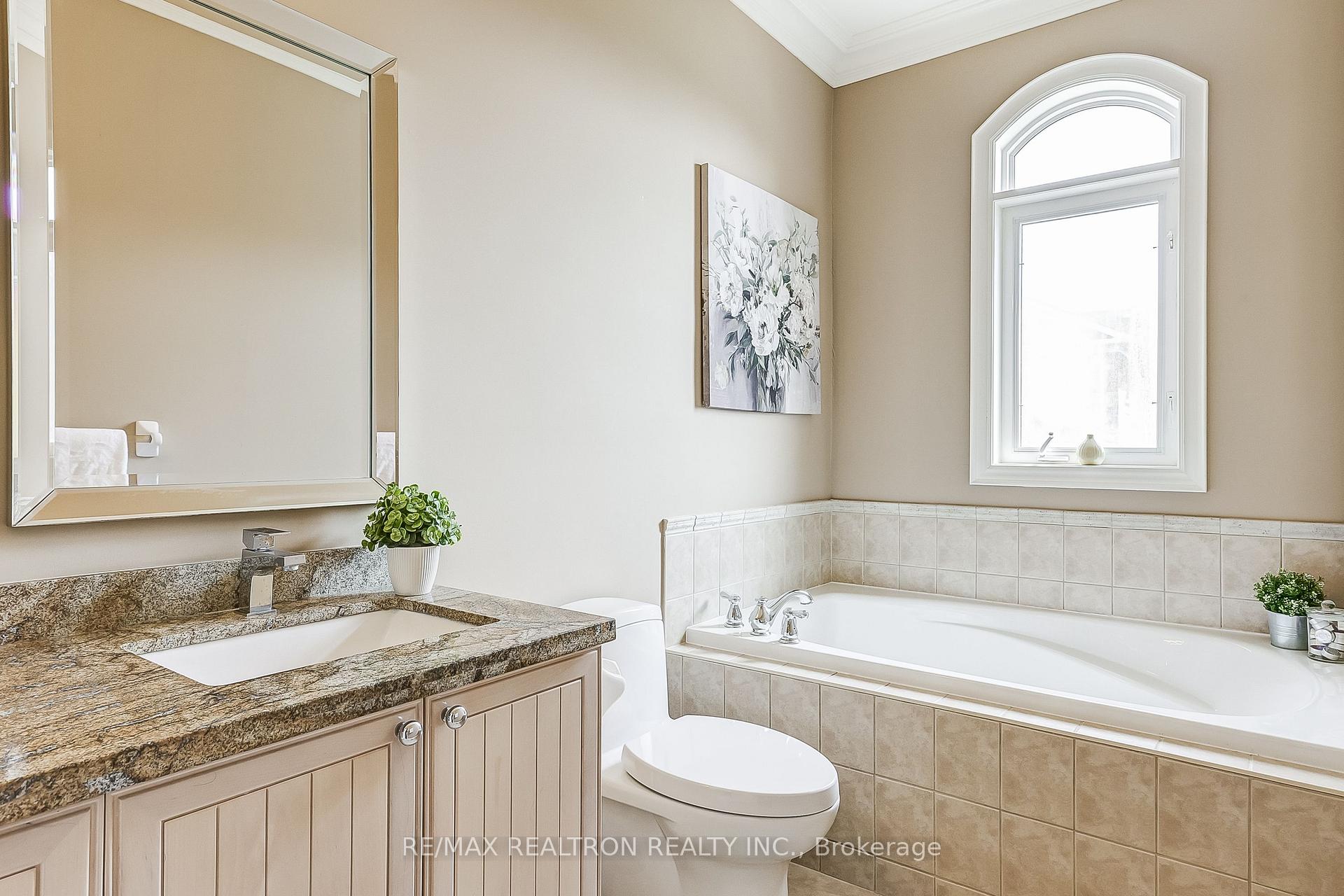 Photo 11 of 61 Golden Spruce Lane, Vaughan, Maple — HOMEH