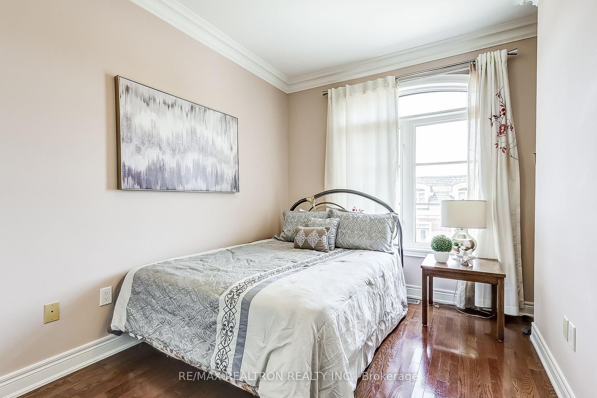 Photo 10 of 61 Golden Spruce Lane, Vaughan, Maple — HOMEH