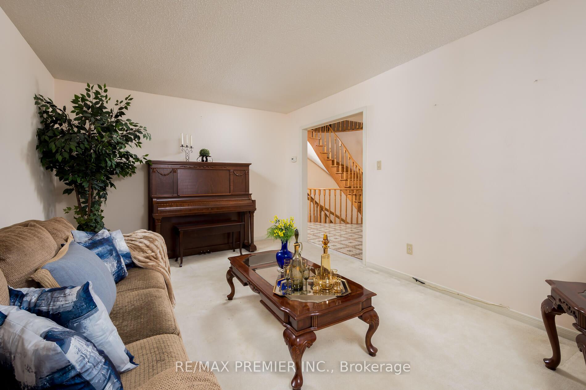 Photo 5 of 67 Airdrie Drive, Vaughan, East Woodbridge — HOMEH