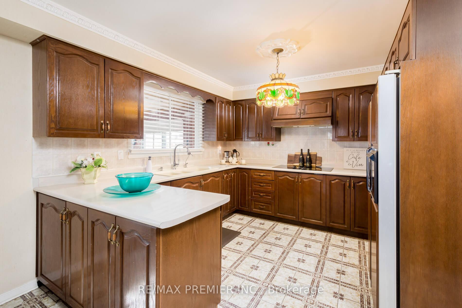 Photo 3 of 67 Airdrie Drive, Vaughan, East Woodbridge — HOMEH