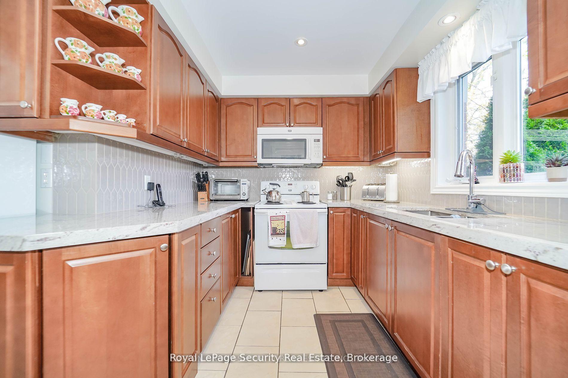 Photo 8 of 189 Baywell Crescent, Aurora, Bayview Wellington — HOMEH