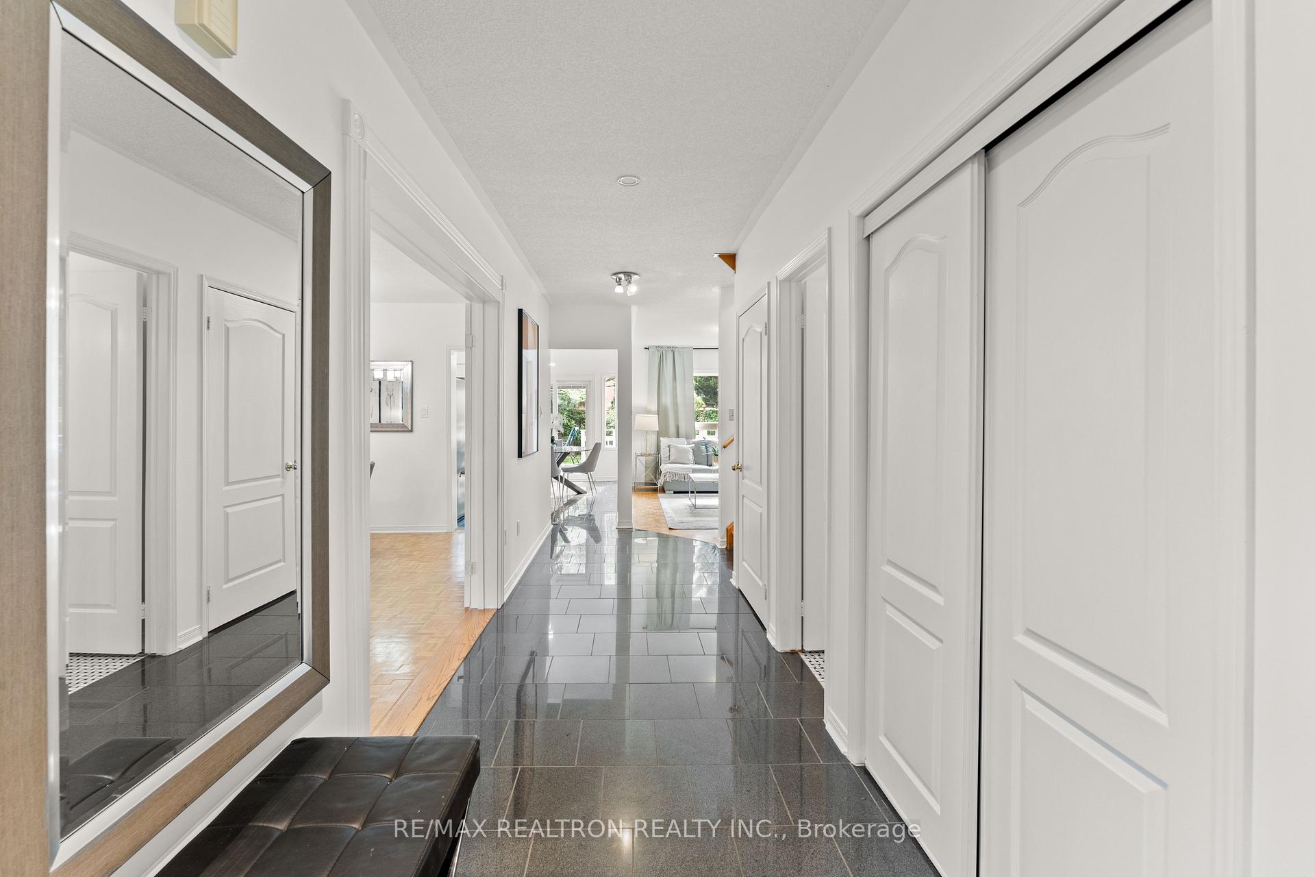 Photo 3 of 11 Cantertrot Court, Vaughan, Brownridge — HOMEH