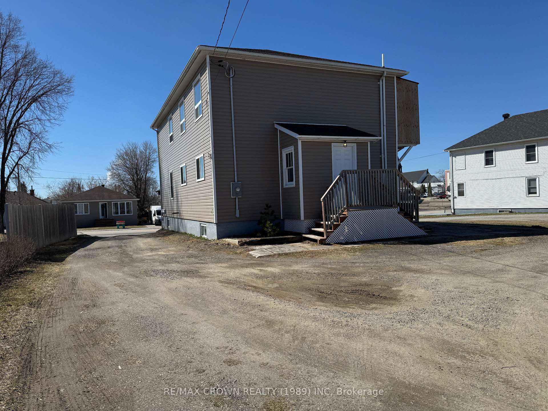 Photo 4 of 120 Byng Avenue, Kapuskasing — HOMEH