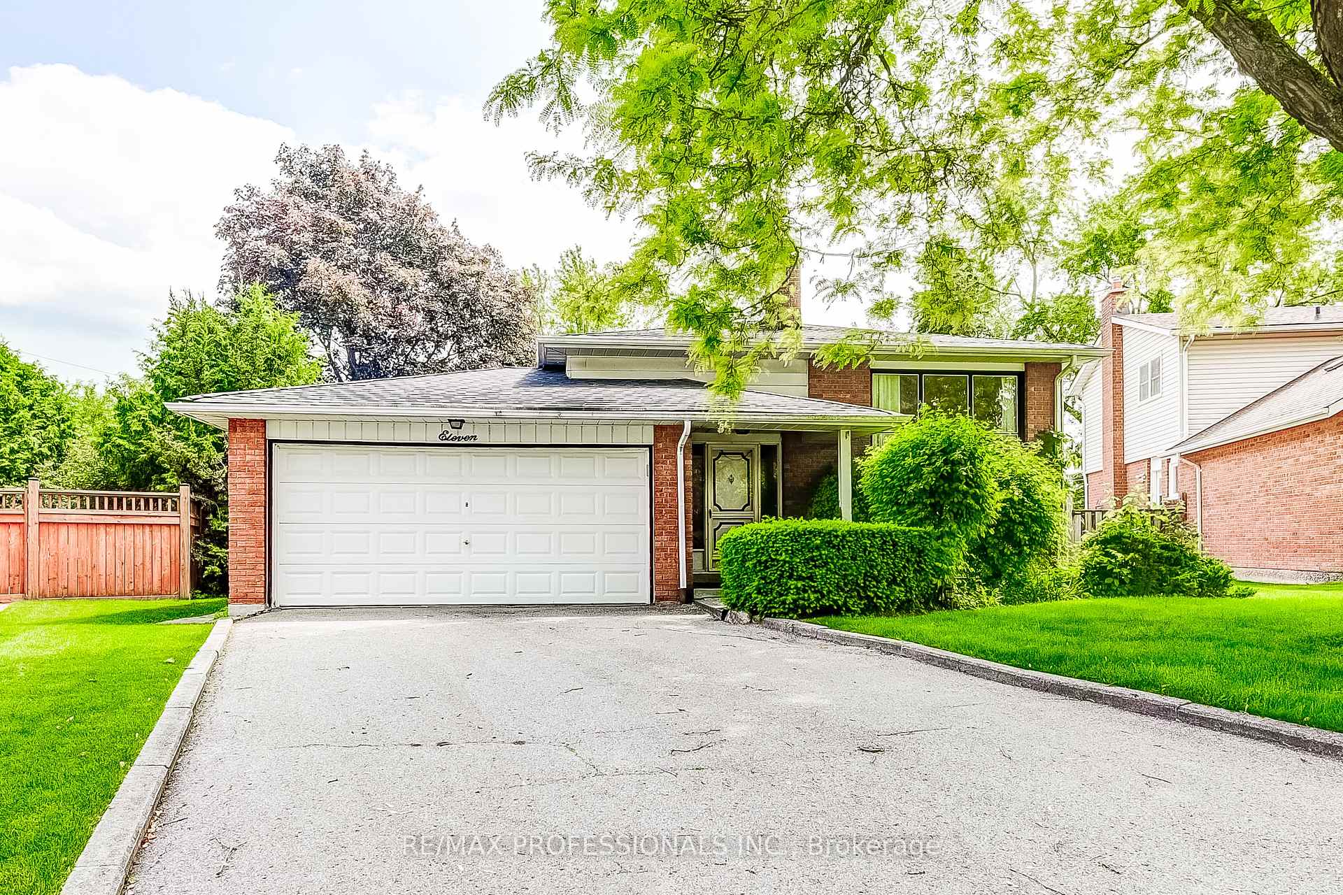 Photo 3 of 11 Shadbolt Court, Markham, Unionville — HOMEH