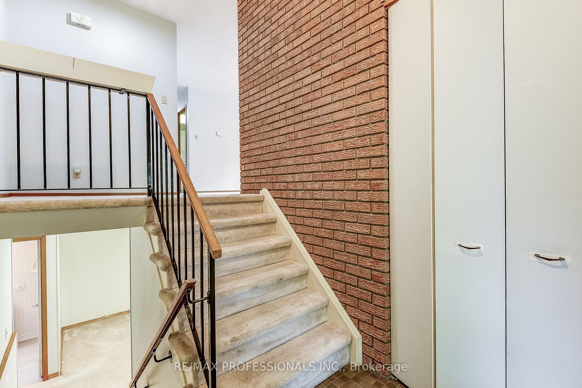 Photo 4 of 11 Shadbolt Court, Markham, Unionville — HOMEH