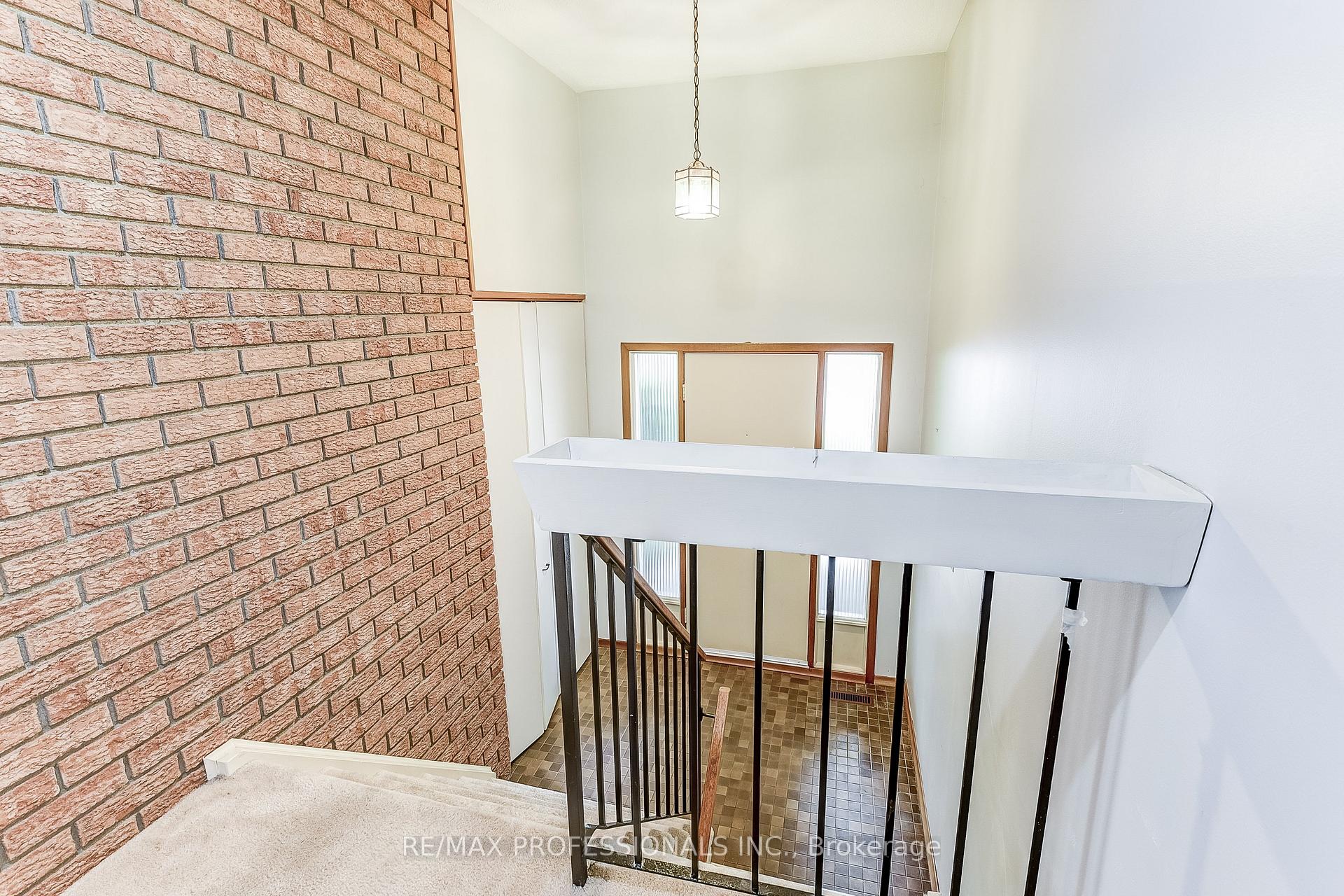 Photo 2 of 11 Shadbolt Court, Markham, Unionville — HOMEH