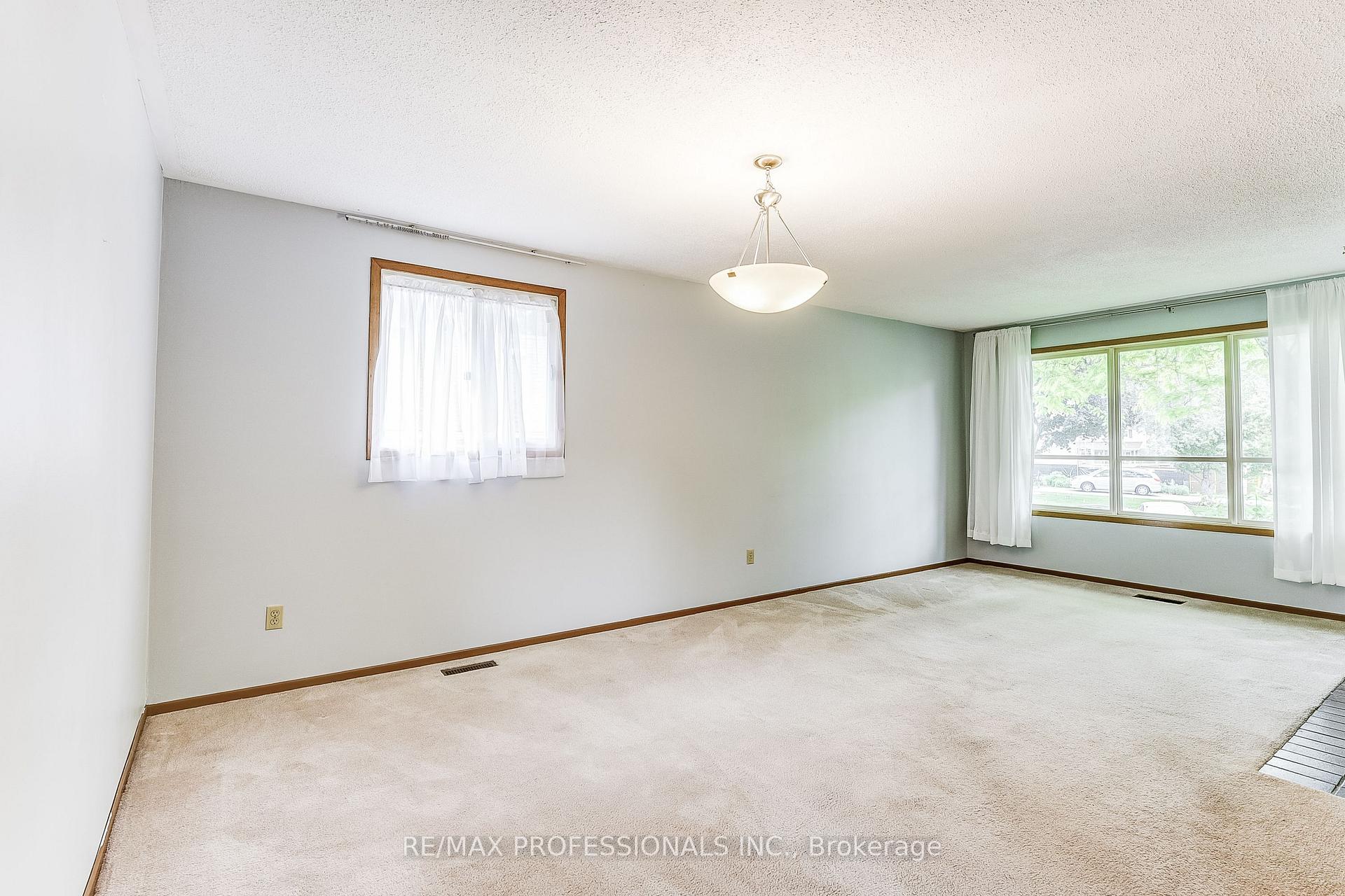 Photo 5 of 11 Shadbolt Court, Markham, Unionville — HOMEH