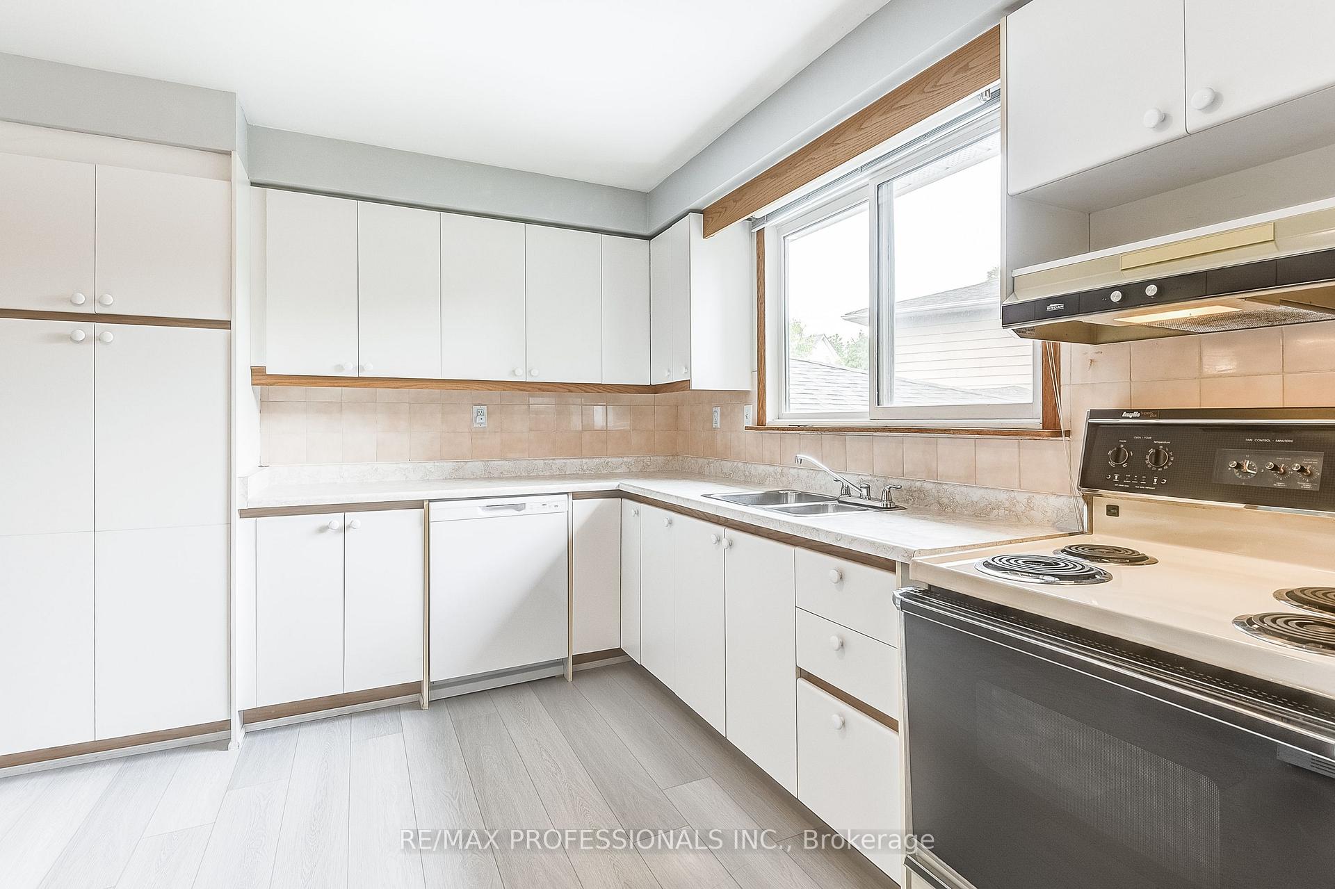Photo 21 of 11 Shadbolt Court, Markham, Unionville — HOMEH