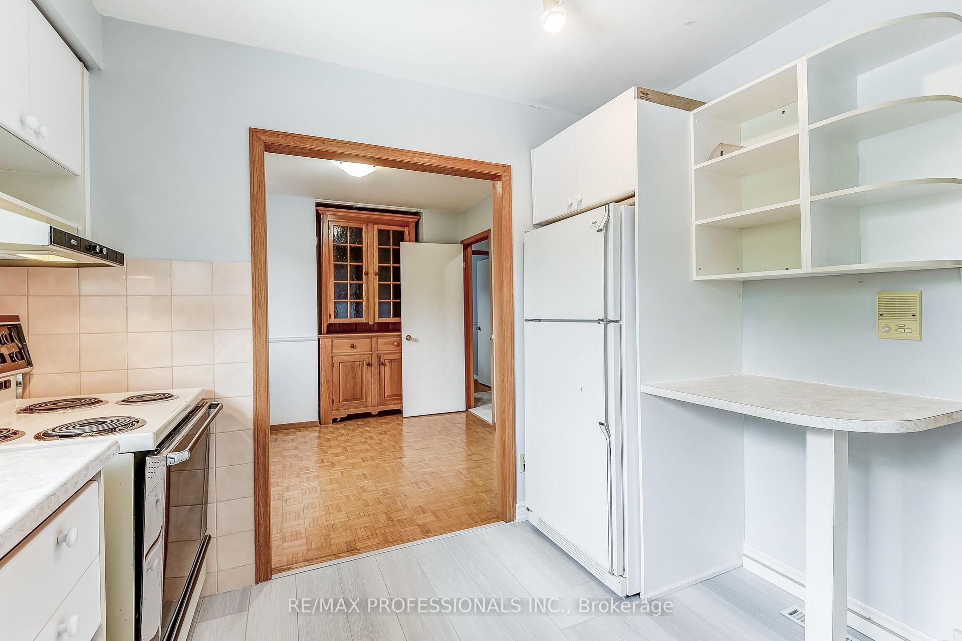 Photo 8 of 11 Shadbolt Court, Markham, Unionville — HOMEH