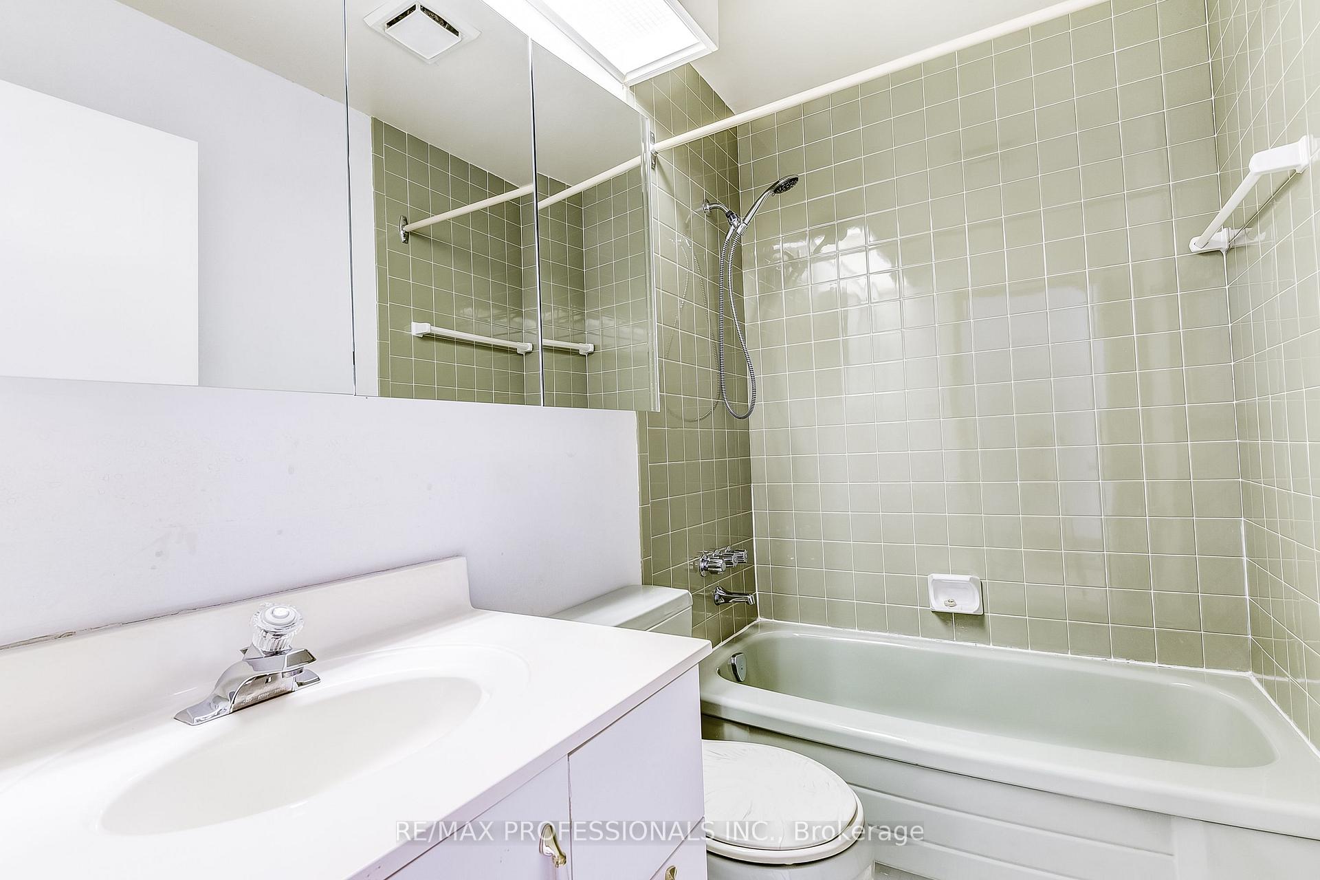 Photo 18 of 11 Shadbolt Court, Markham, Unionville — HOMEH