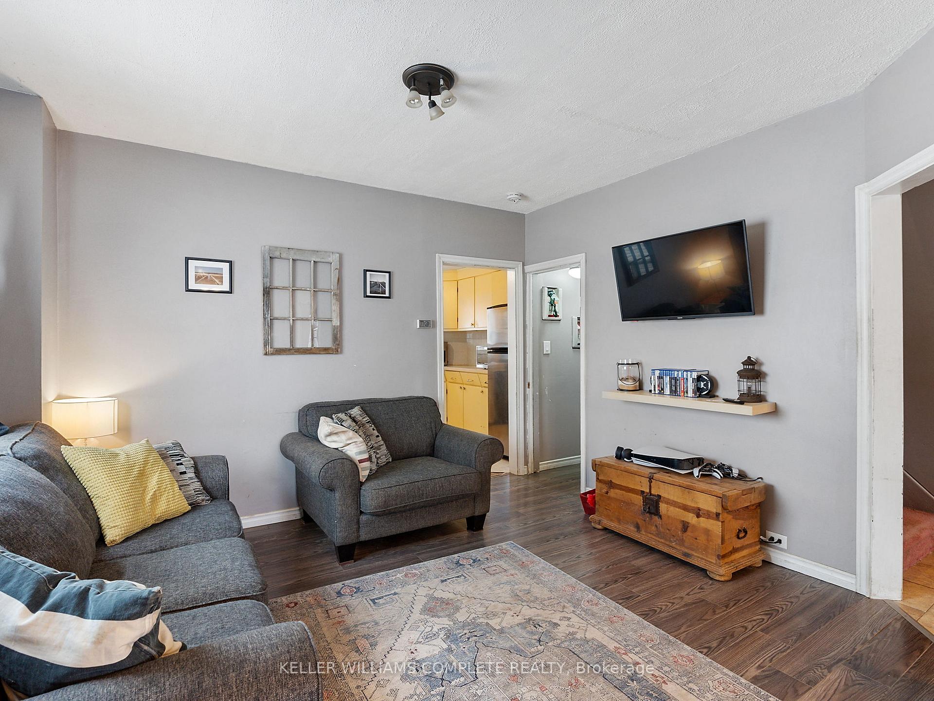Photo 4 of 45 Glendale Avenue N, Hamilton, Crown Point — HOMEH