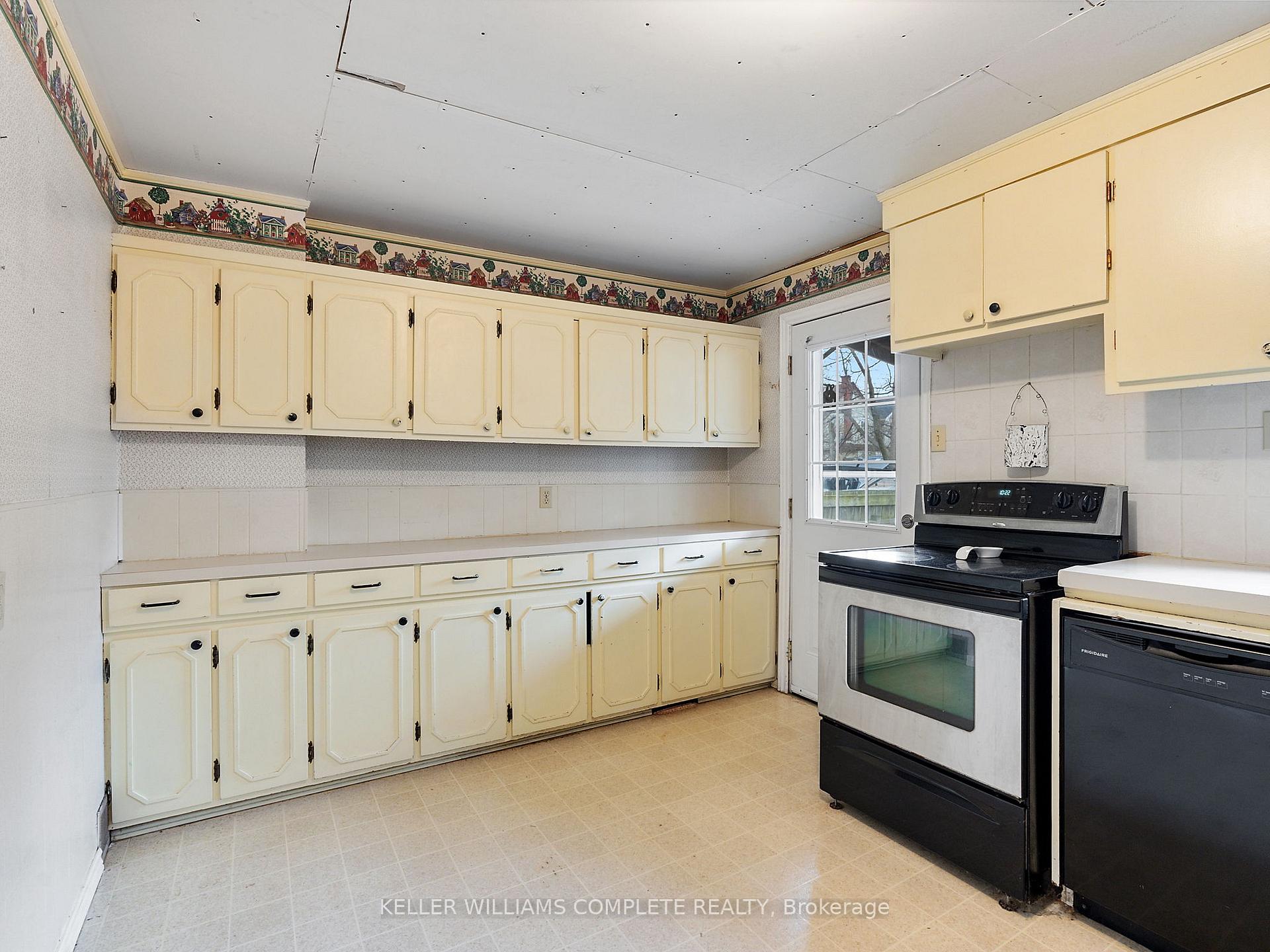 Photo 12 of 45 Glendale Avenue N, Hamilton, Crown Point — HOMEH