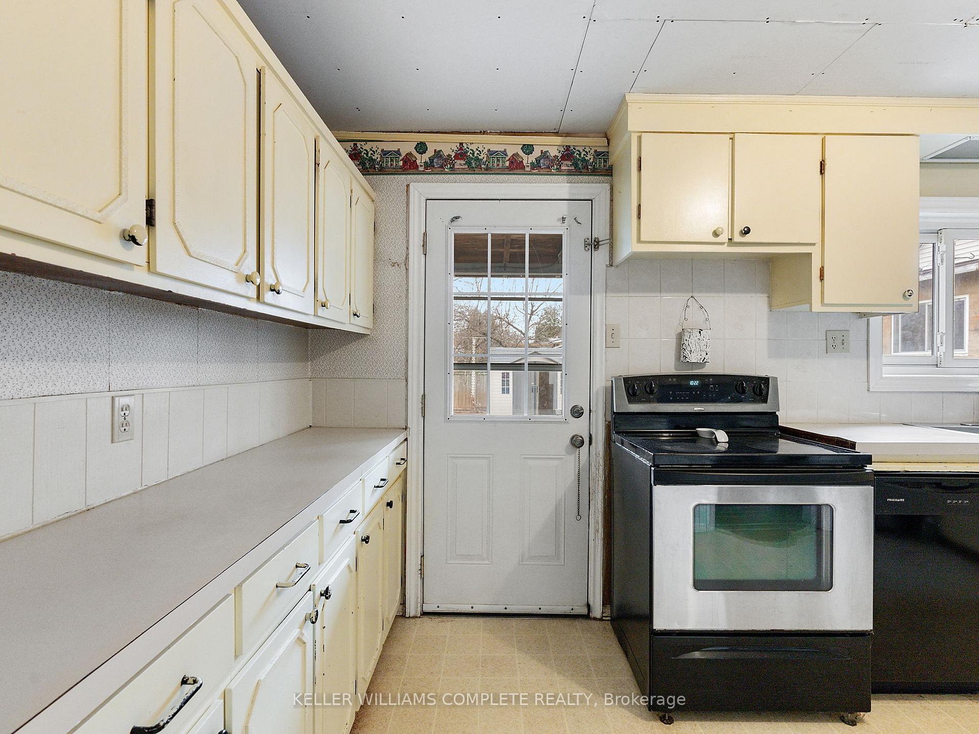 Photo 8 of 45 Glendale Avenue N, Hamilton, Crown Point — HOMEH